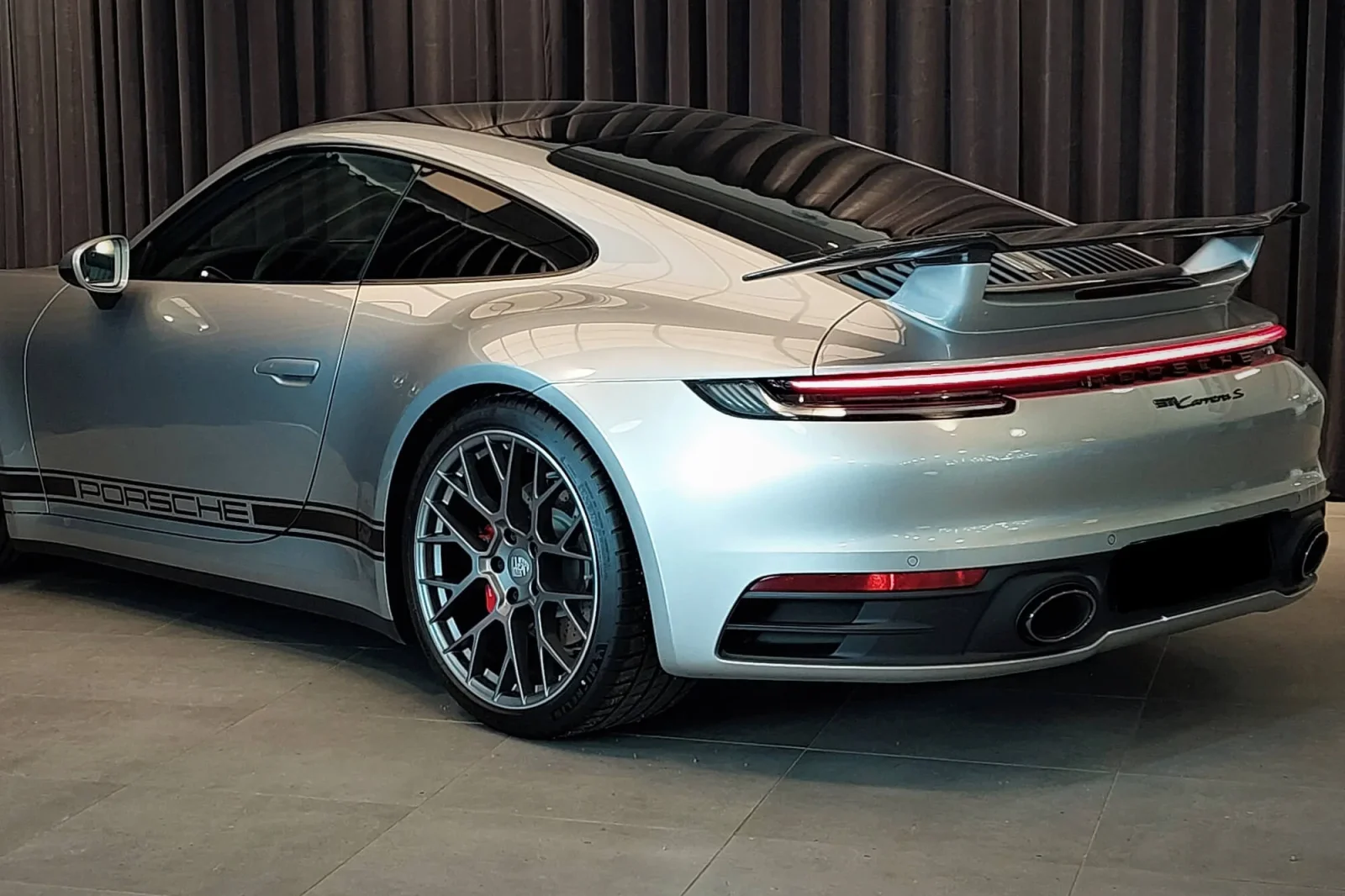 Huren Porsche 911  Zilver 2023 in Dubai