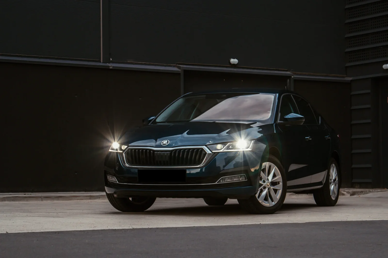 Affitto Skoda Octavia  Blu 2022 in Dubai