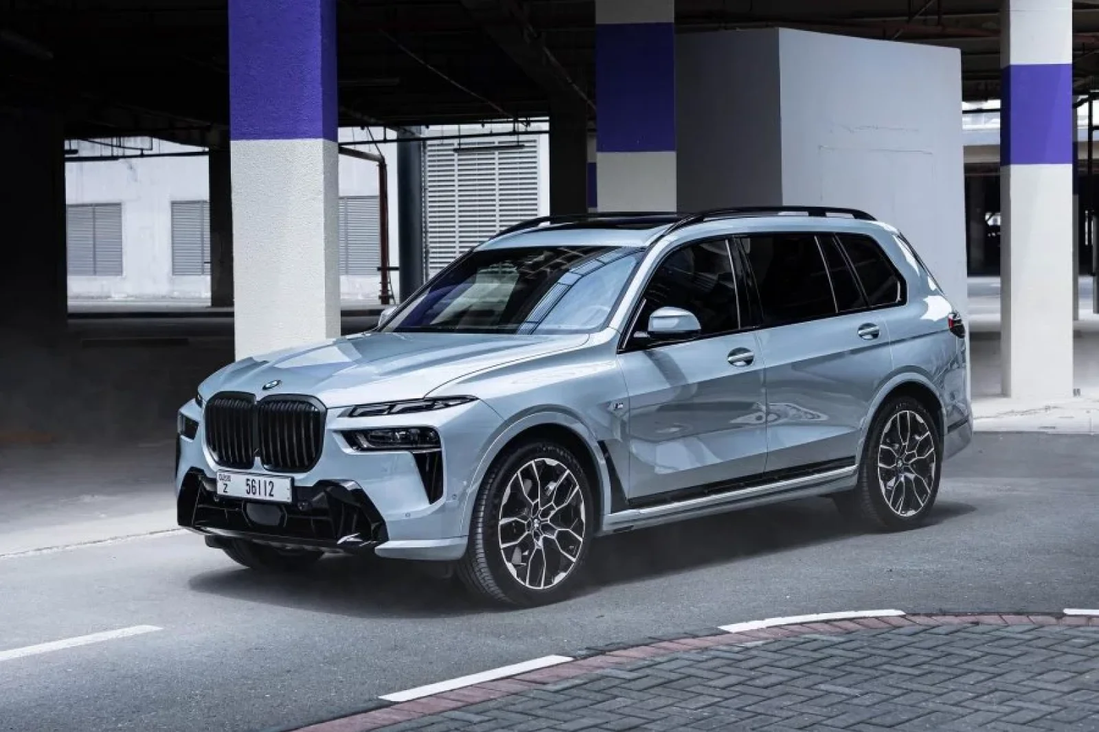 Kiralık BMW X7M Sport Mavi 2023 içinde Dubai