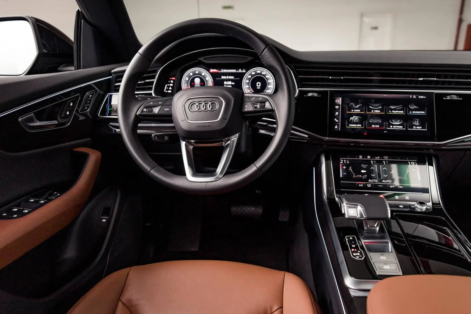 Alquiler Audi Q8  Negro 2021 en Dubái