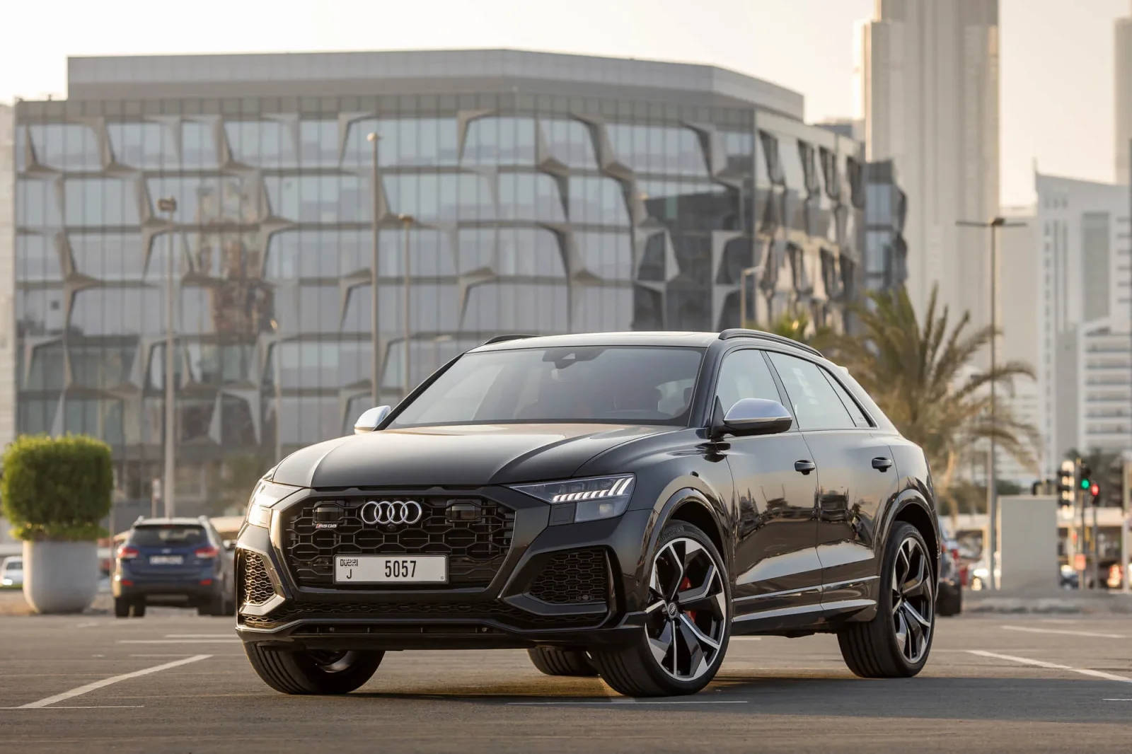 Kiralık Audi RS Q8  Siyah 2022 içinde Dubai