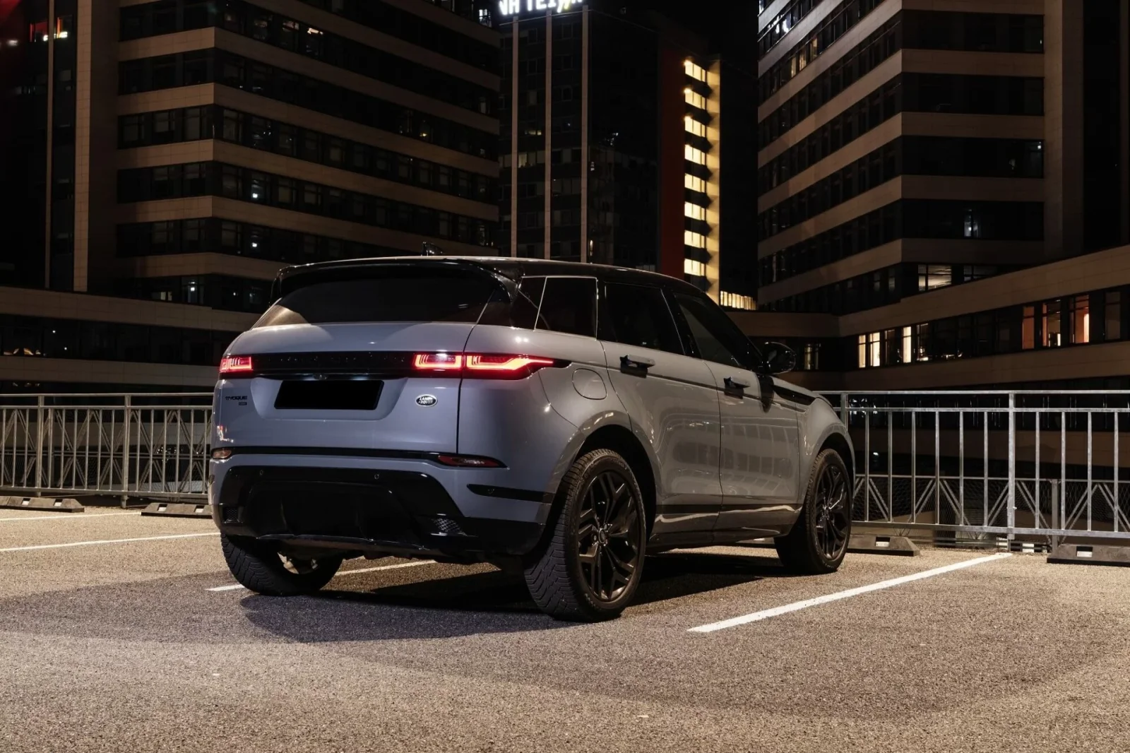 Loyer Land Rover Range Rover Evoque  Gris 2020 en Dubai - 4 