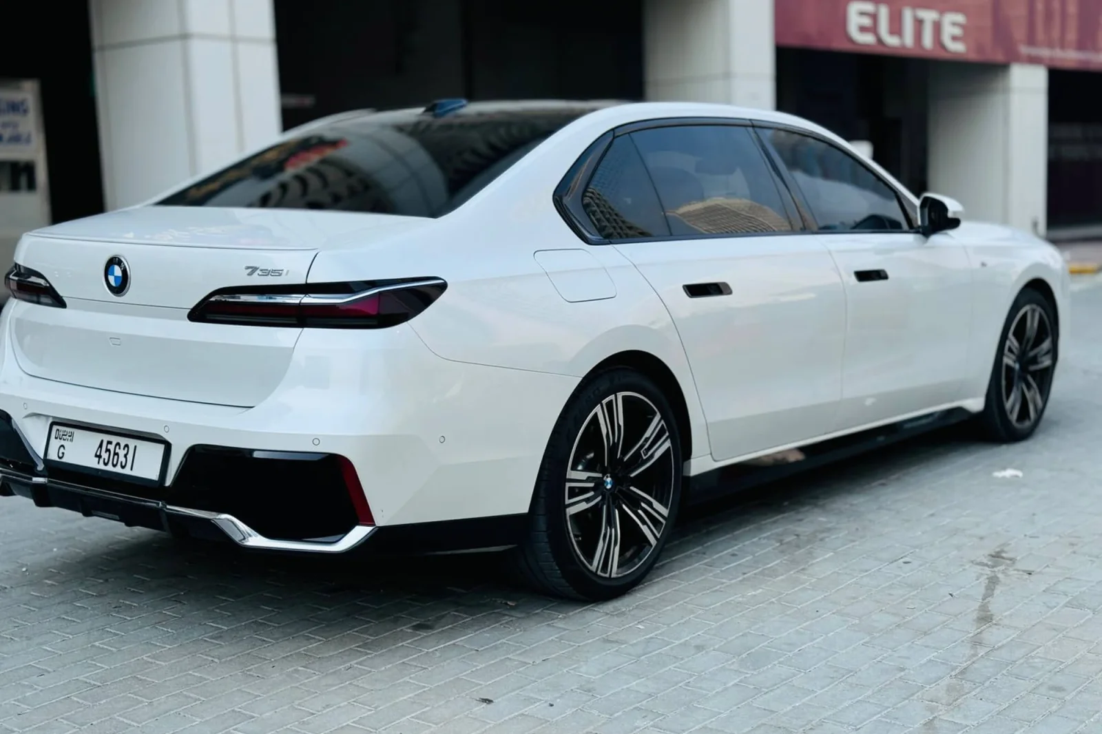 Loyer BMW 7-Series  Blanc 2024 en Dubai