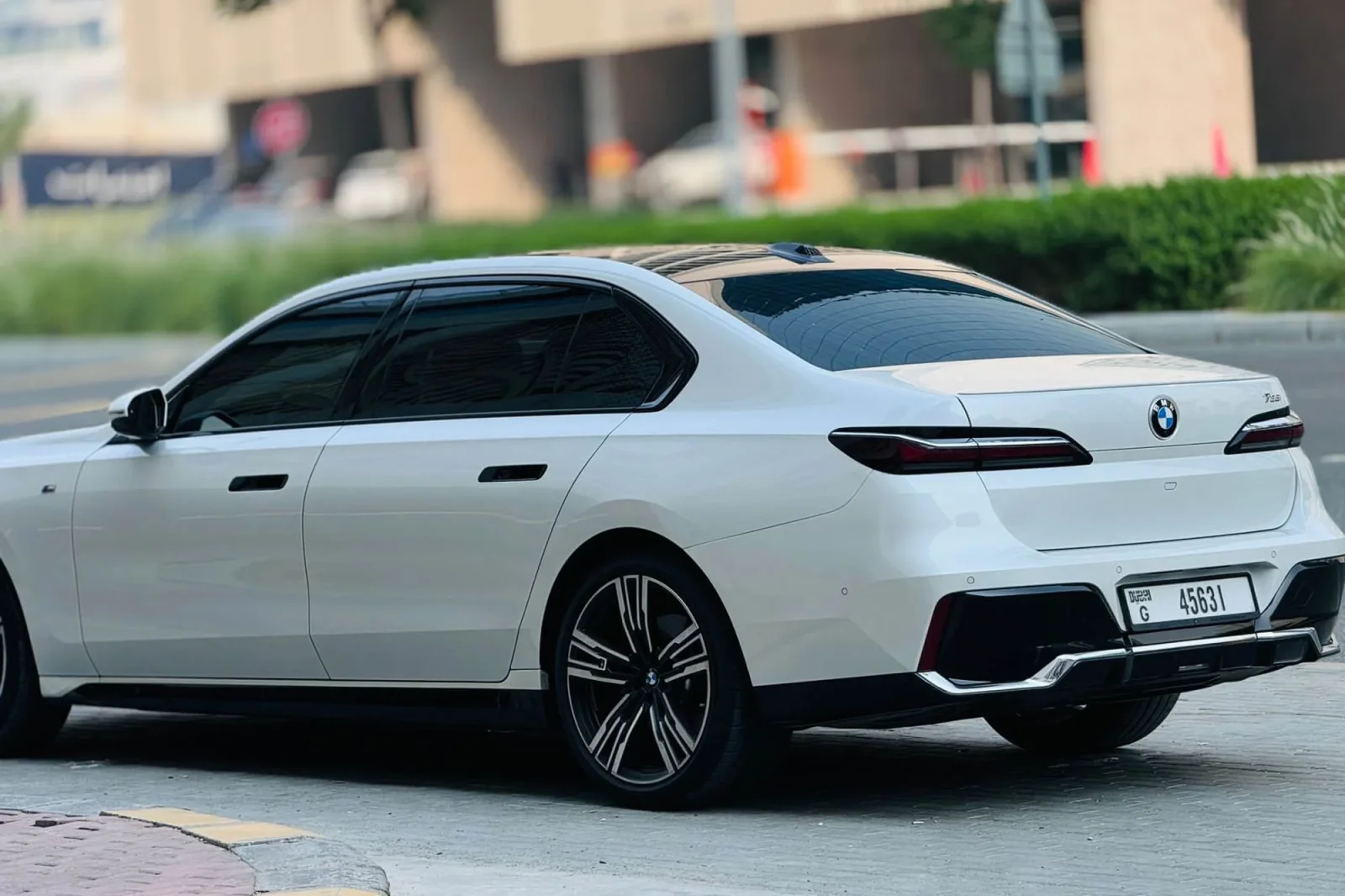 Loyer BMW 7-Series  Blanc 2024 en Dubai