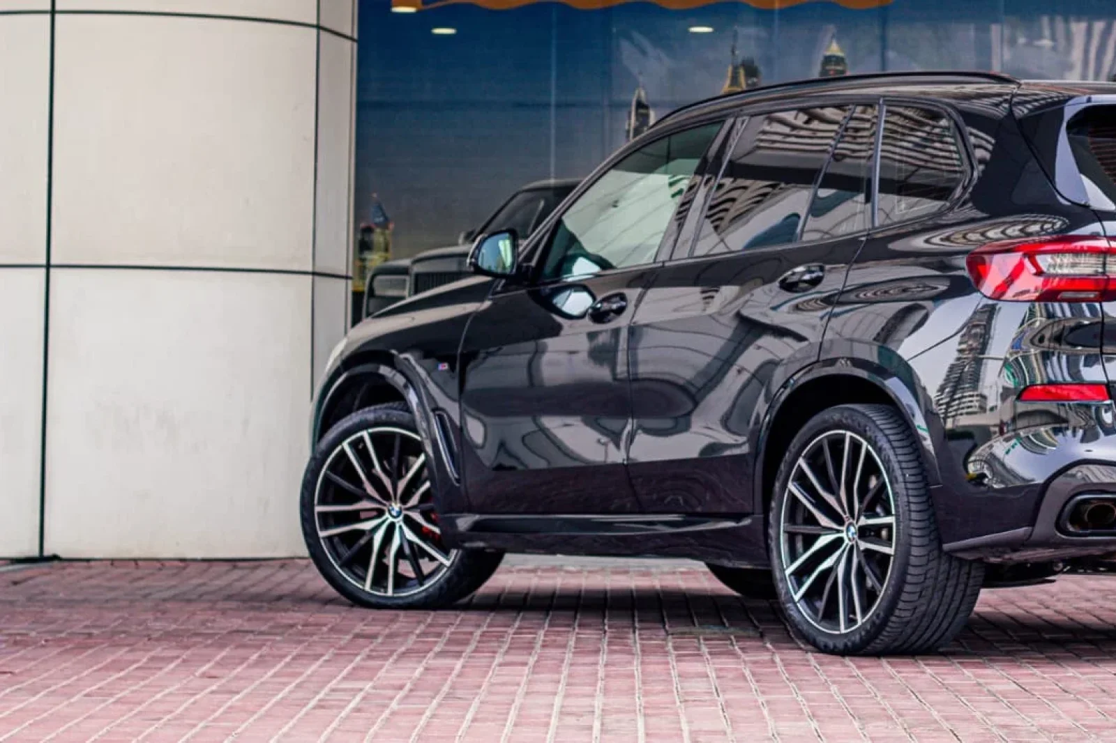 Miete BMW X5  Schwarz 2024 in der Dubai
