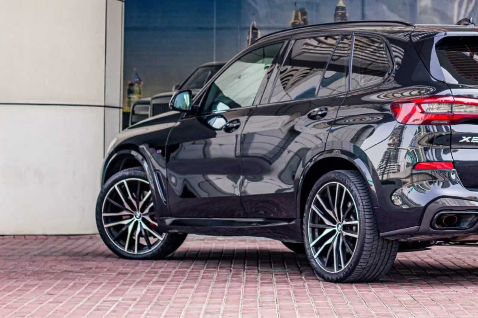 Miete BMW X5  Schwarz 2024 in der Dubai