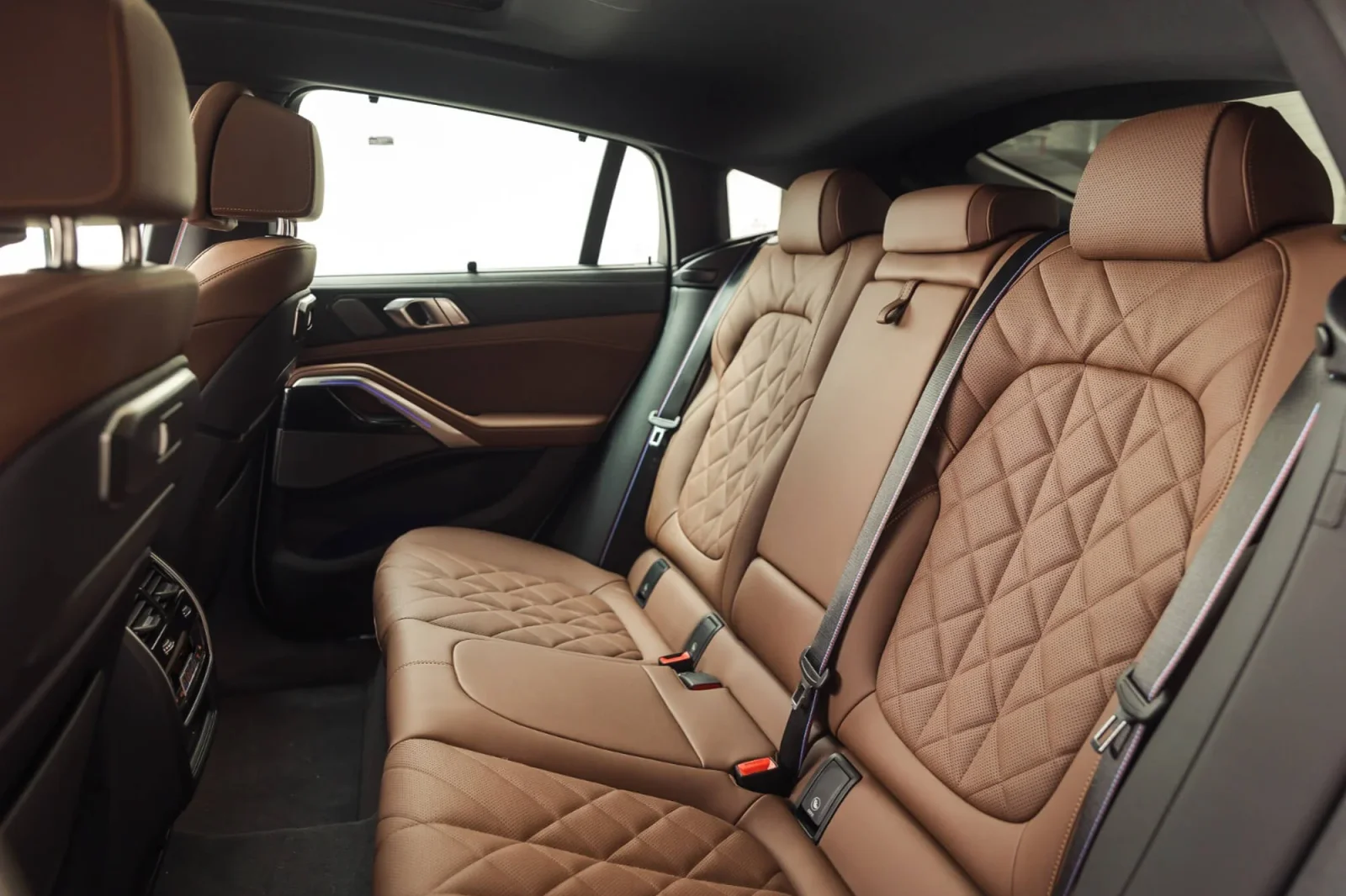 Huren BMW X6  Wit 2024 in Dubai