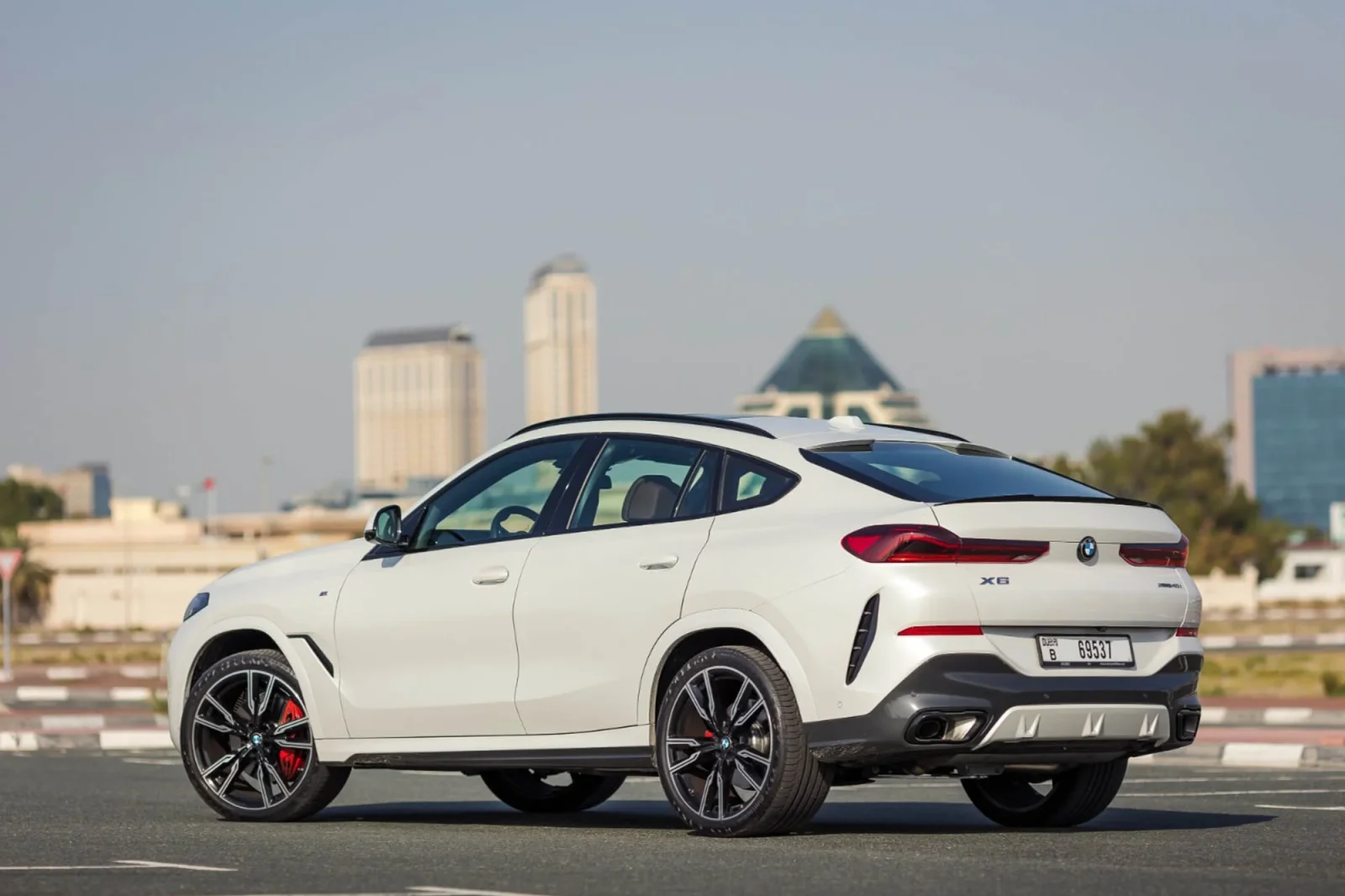 Huren BMW X6  Wit 2024 in Dubai