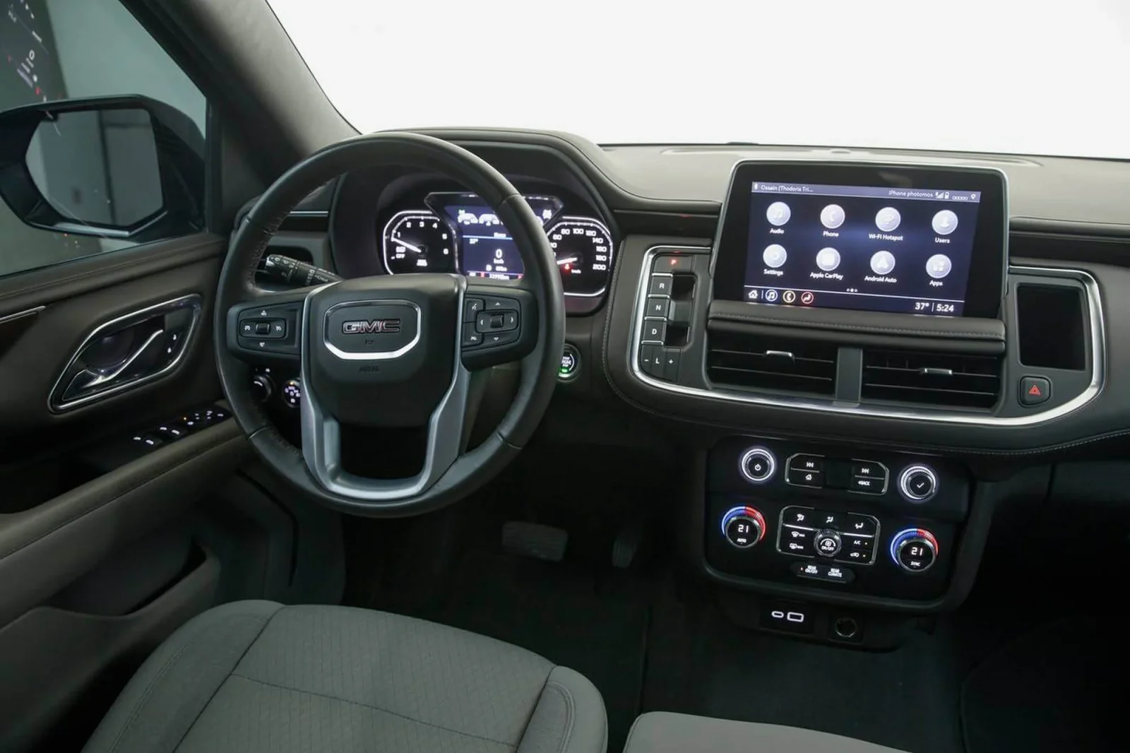 Alquiler GMC Yukon  Negro 2022 en Dubái