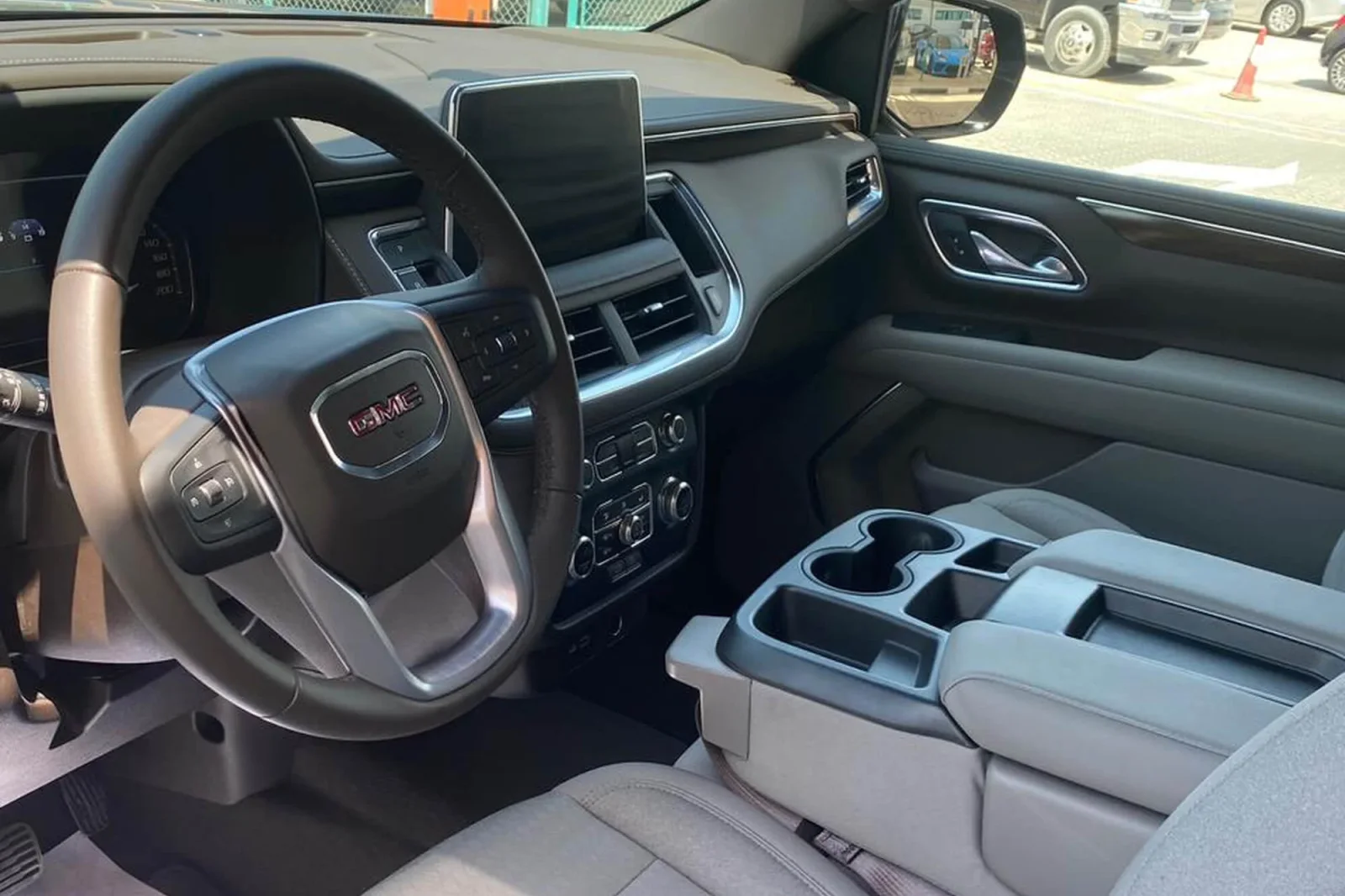 Alquiler GMC Yukon  Negro 2022 en Dubái