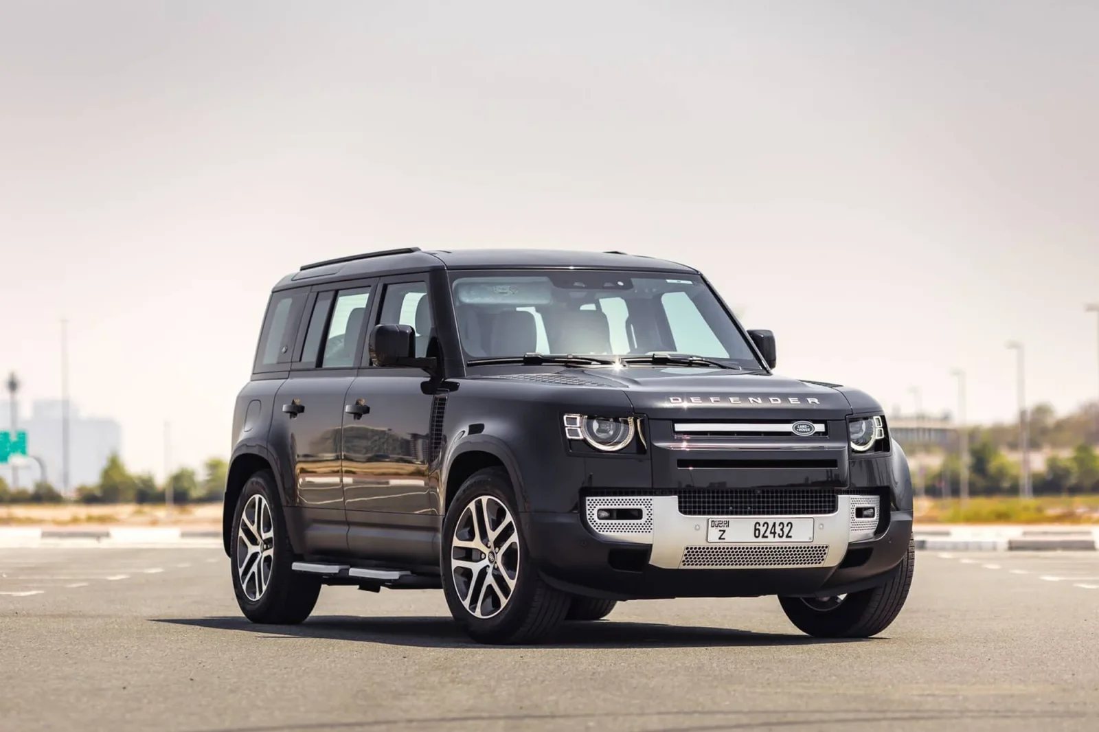 Affitto Land Rover Defender  Nero 2024 in Dubai