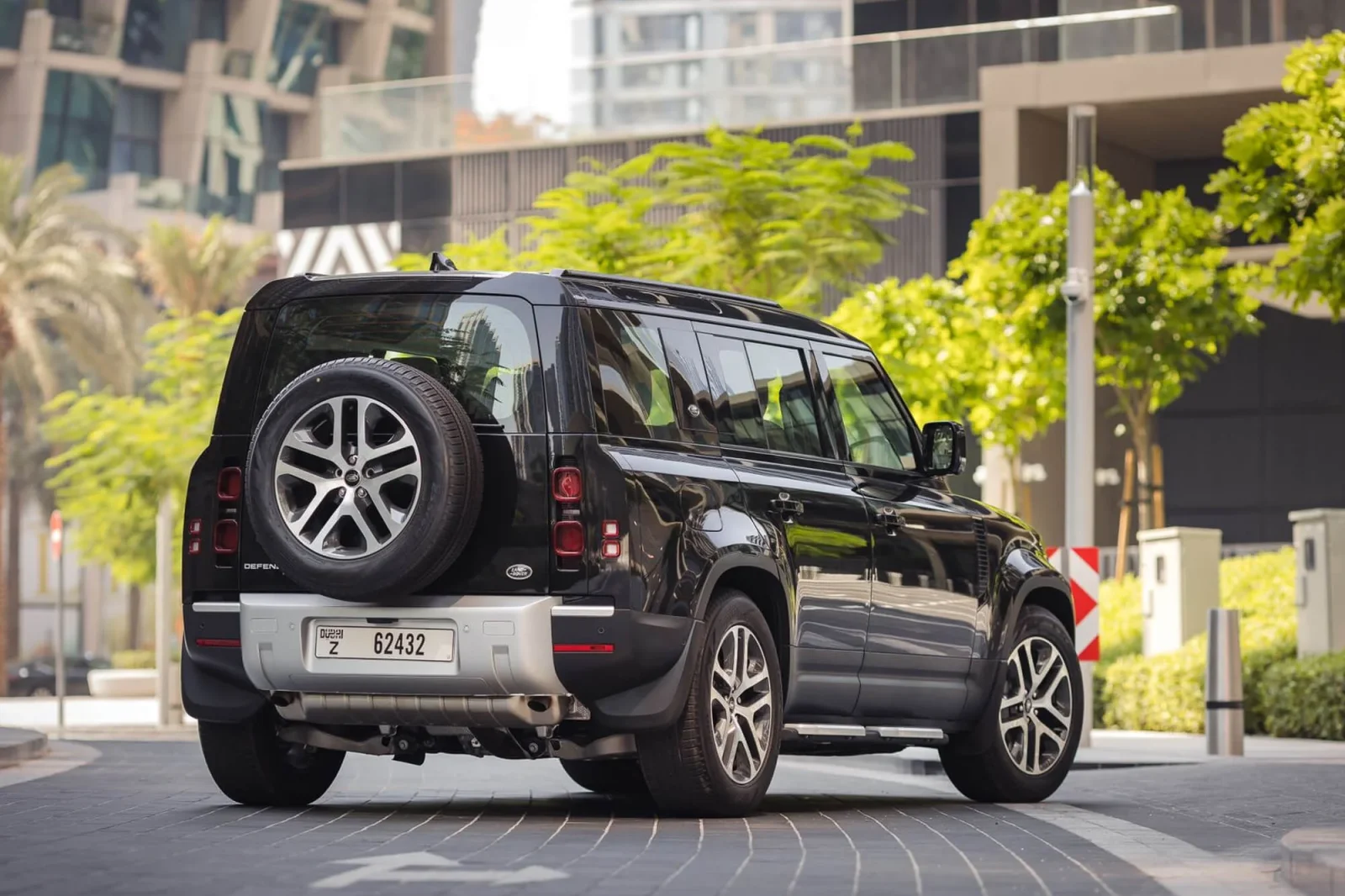 Affitto Land Rover Defender  Nero 2024 in Dubai