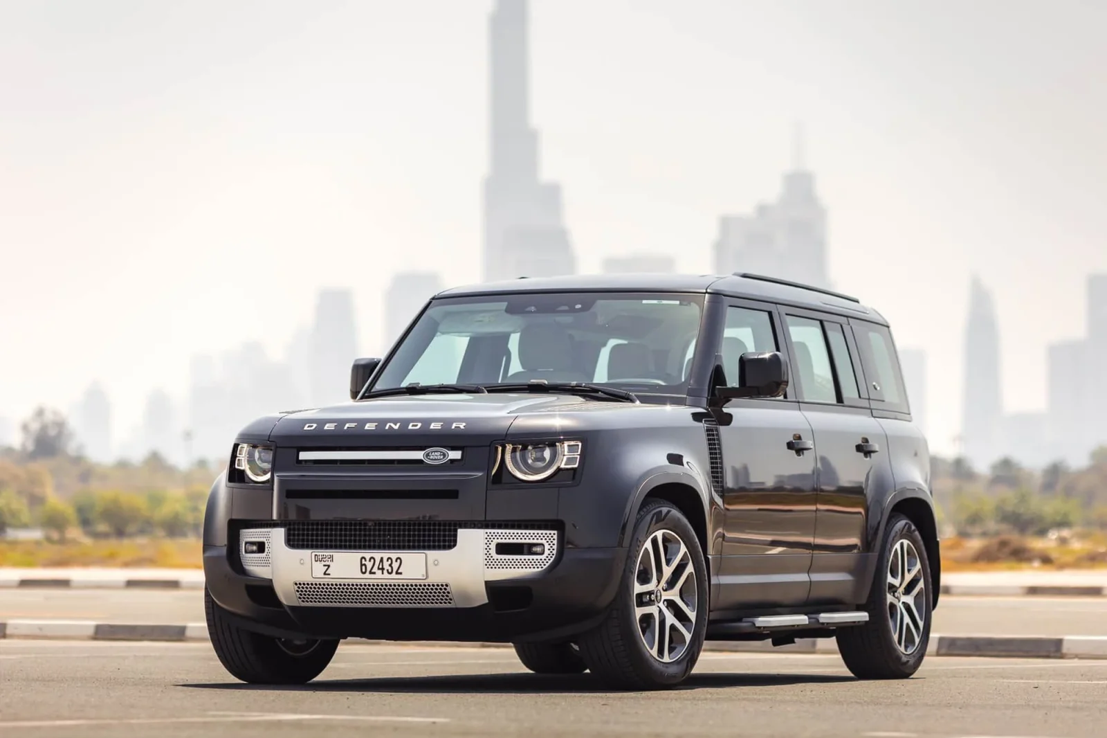 Miete Land Rover Defender  Schwarz 2023 in der Dubai