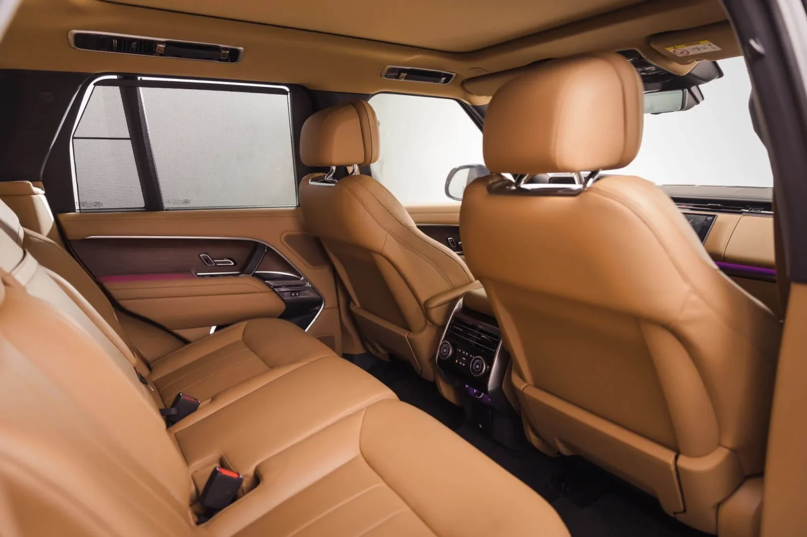 Kiralık Land Rover Range Rover  Siyah 2023 içinde Dubai