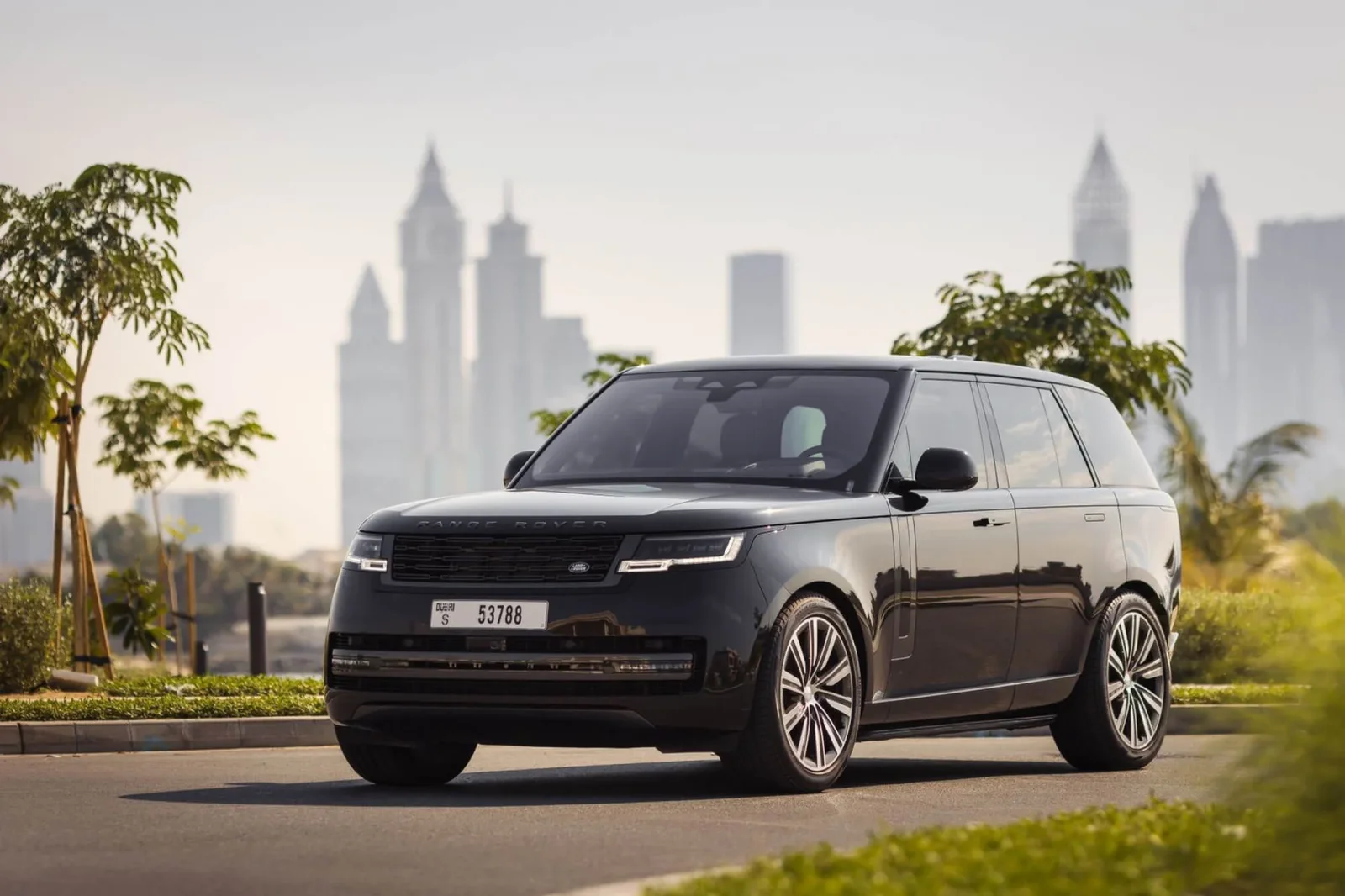 Kiralık Land Rover Range Rover  Siyah 2023 içinde Dubai