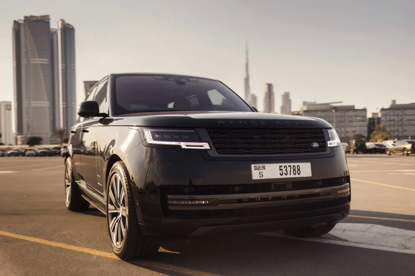 Kiralık Land Rover Range Rover  Siyah 2023 içinde Dubai