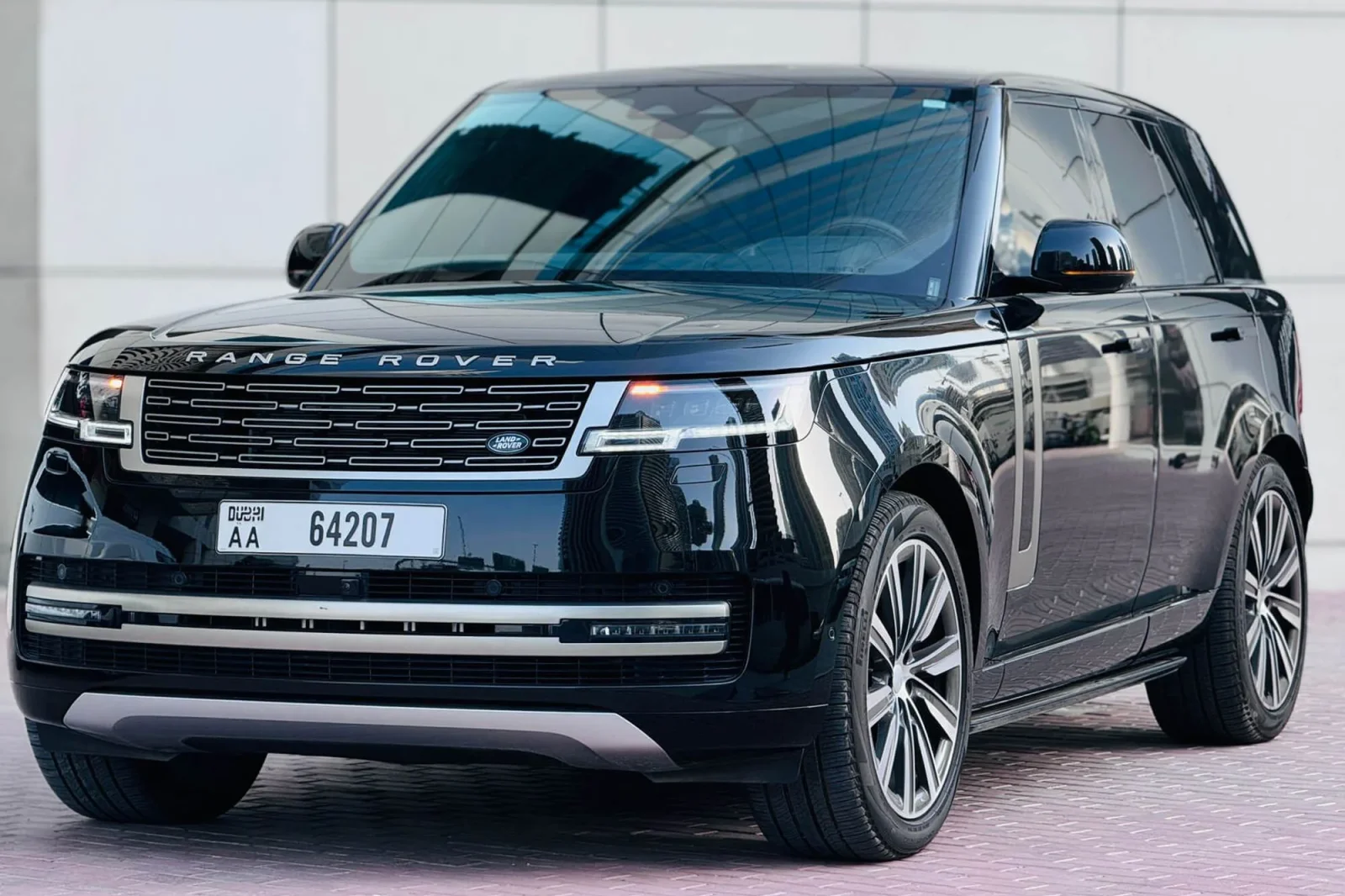 Kiralık Land Rover Range Rover  Siyah 2023 içinde Dubai