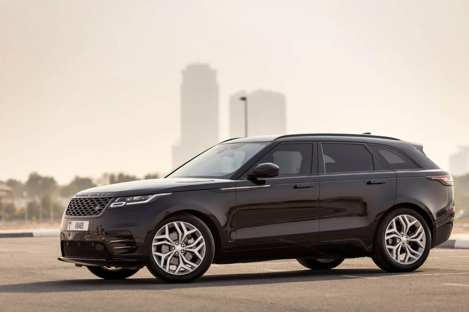 Miete Land Rover Range Rover Velar  Schwarz 2022 in der Dubai