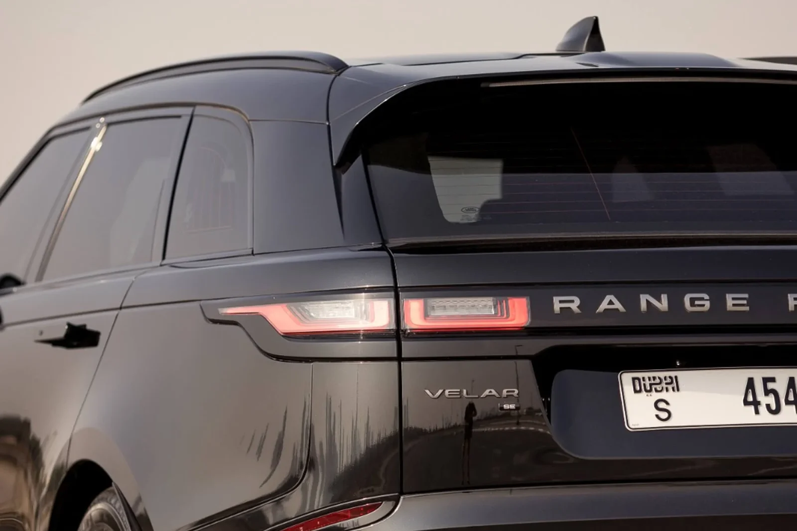 Miete Land Rover Range Rover Velar  Schwarz 2022 in der Dubai