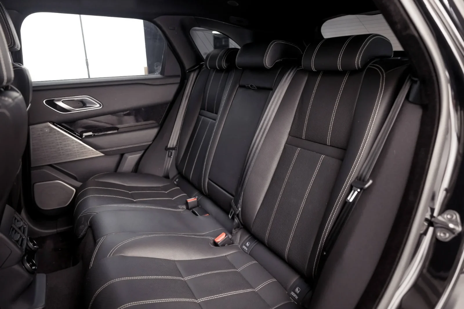 Miete Land Rover Range Rover Velar  Schwarz 2022 in der Dubai