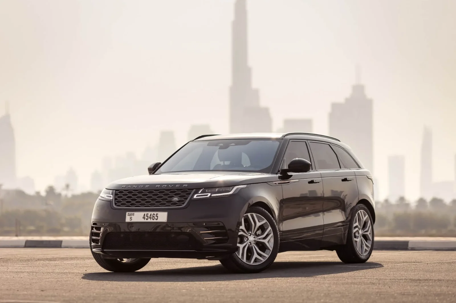 Kiralık Land Rover Range Rover Velar  Siyah 2022 içinde Dubai