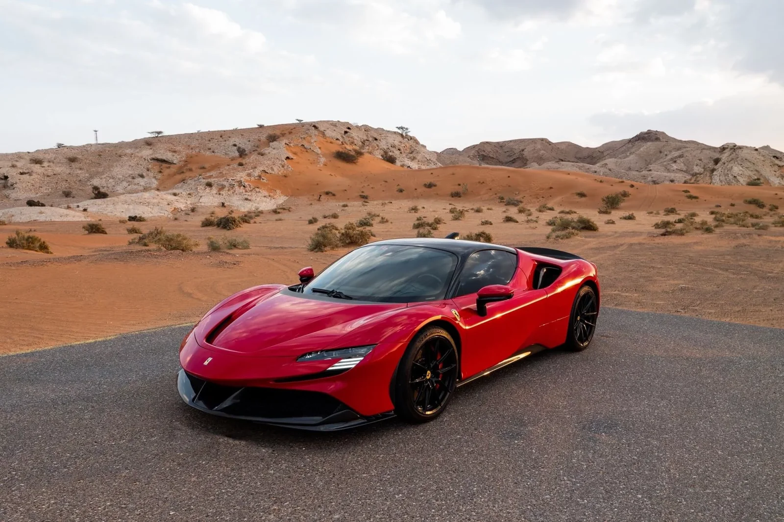 Kiralık Ferrari SF90 Stradale  Kırmızı 2021 içinde Dubai