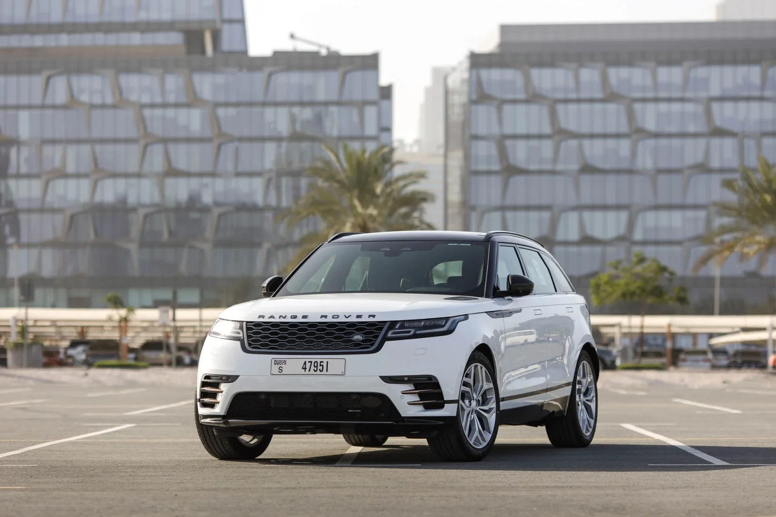 Kiralık Land Rover Range Rover Velar  Beyaz 2024 içinde Dubai