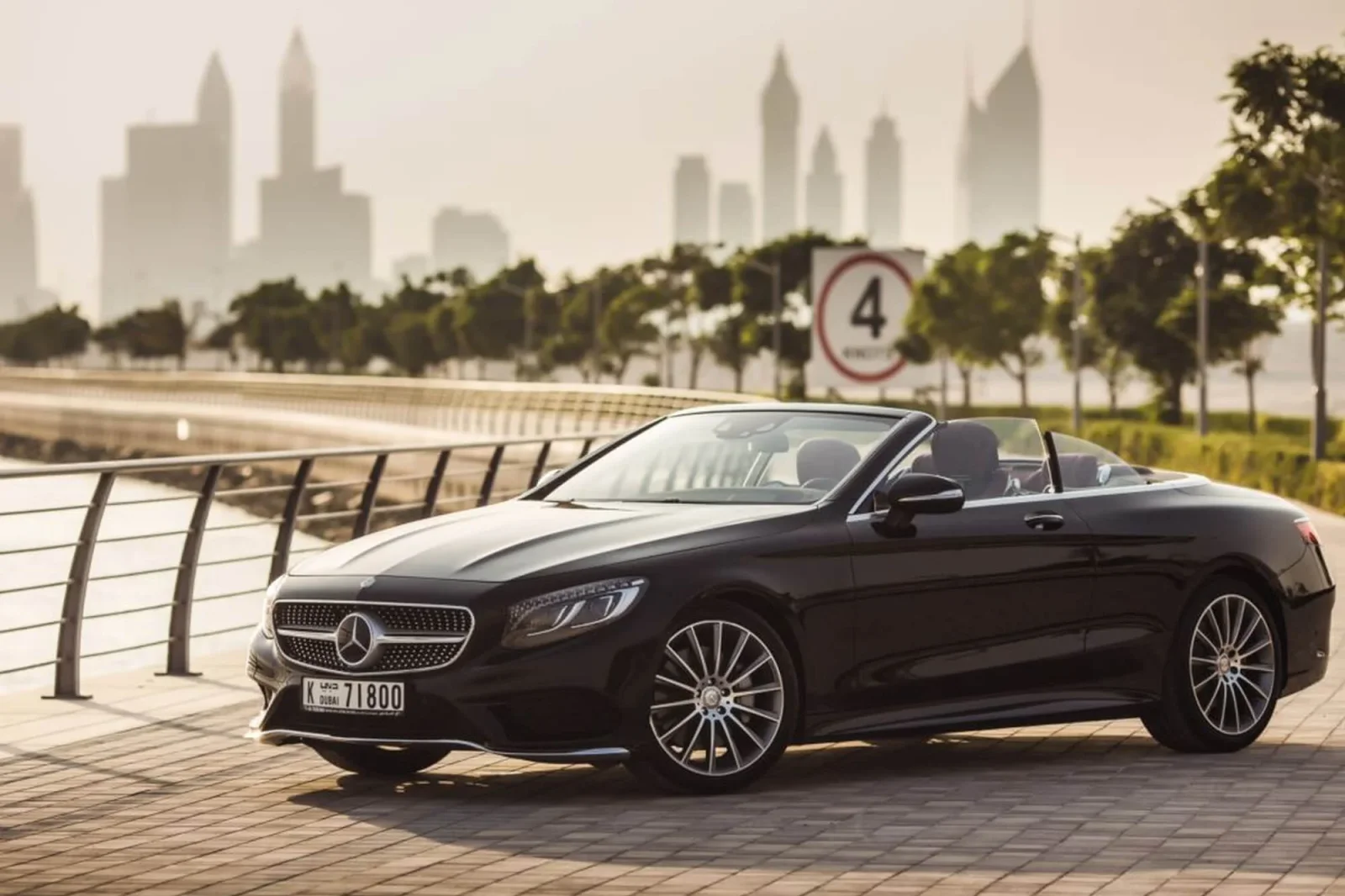 Loyer Mercedes-Benz S-Class  Noir 2017 en Dubai