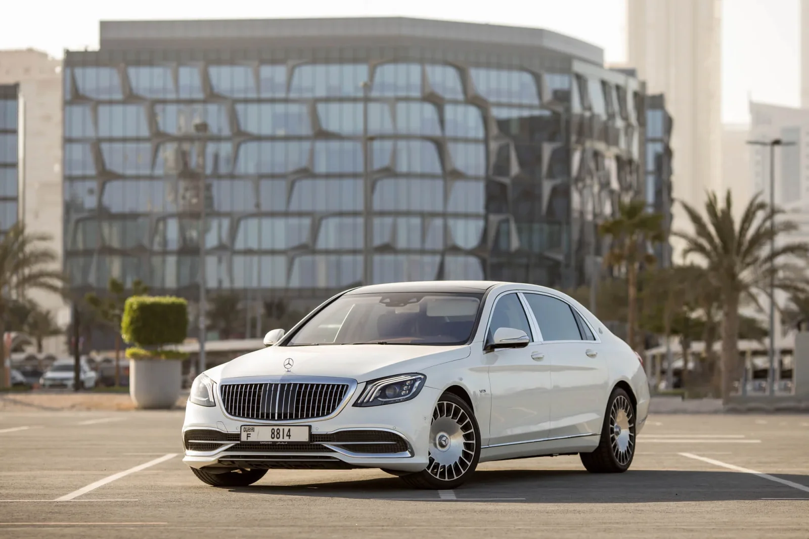 Kiralık Mercedes-Benz S-Class S650 maybach Beyaz 2018 içinde Dubai