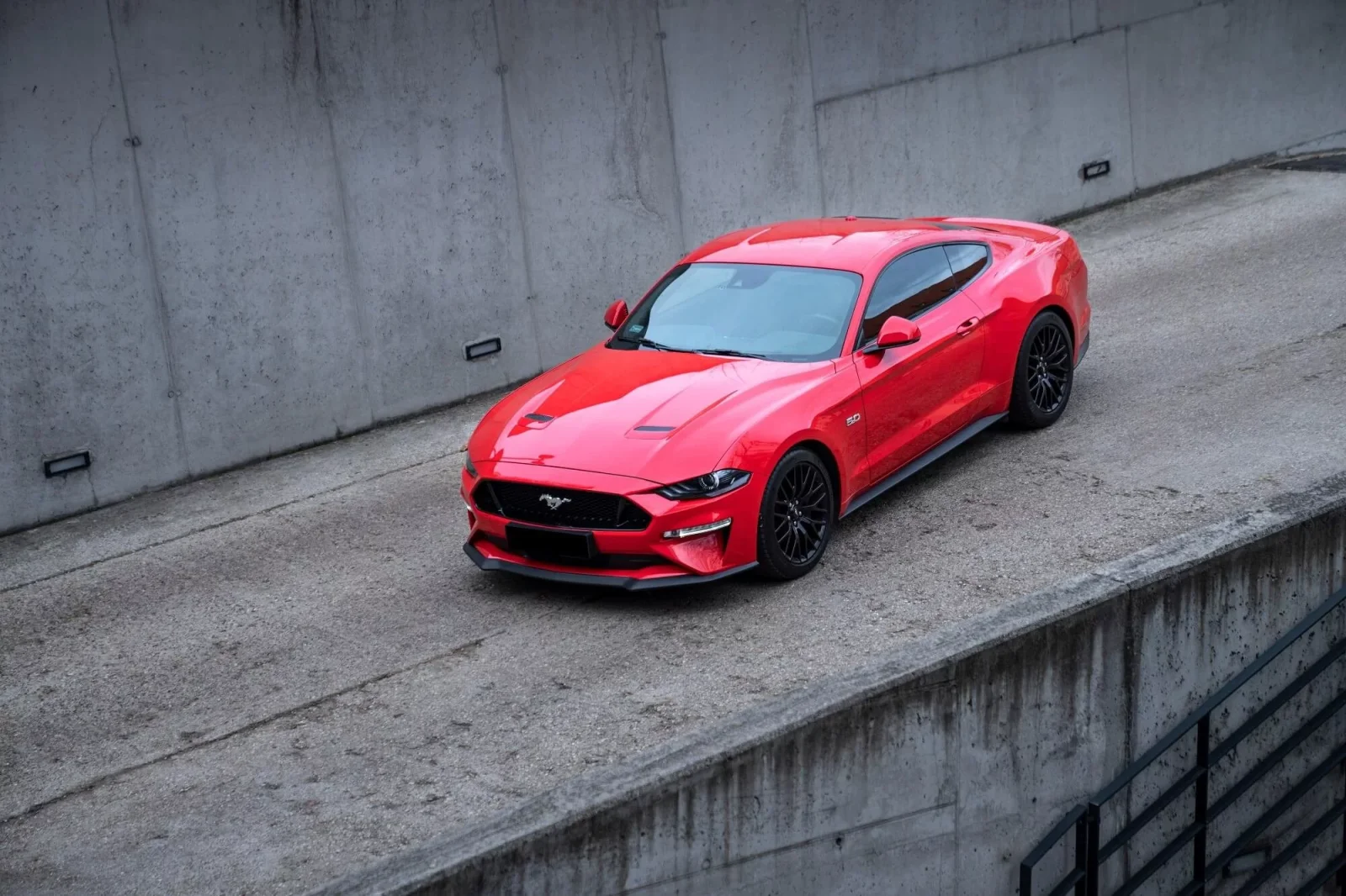 Miete Ford Mustang GT Rot 2021 in der Dubai