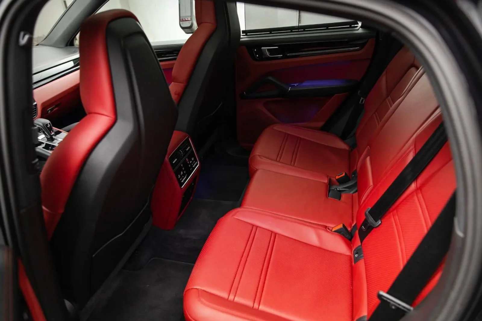 Kiralık Porsche Cayenne Coupe  Siyah 2020 içinde Dubai