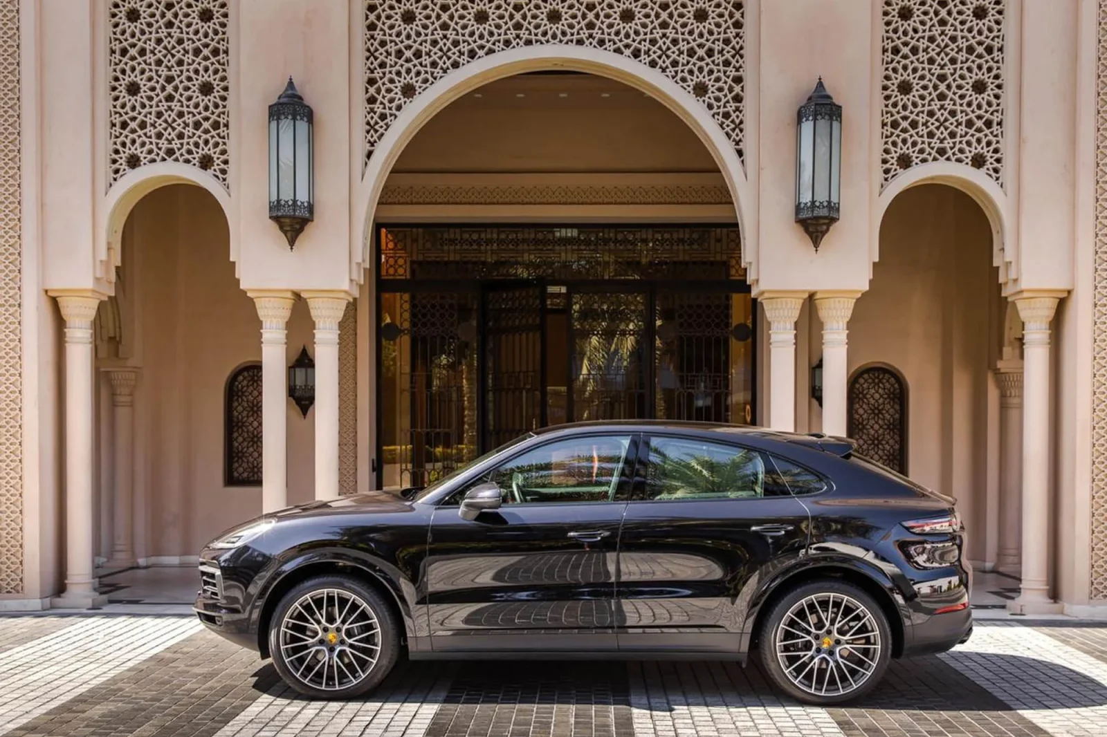 Kiralık Porsche Cayenne Coupe  Siyah 2020 içinde Dubai