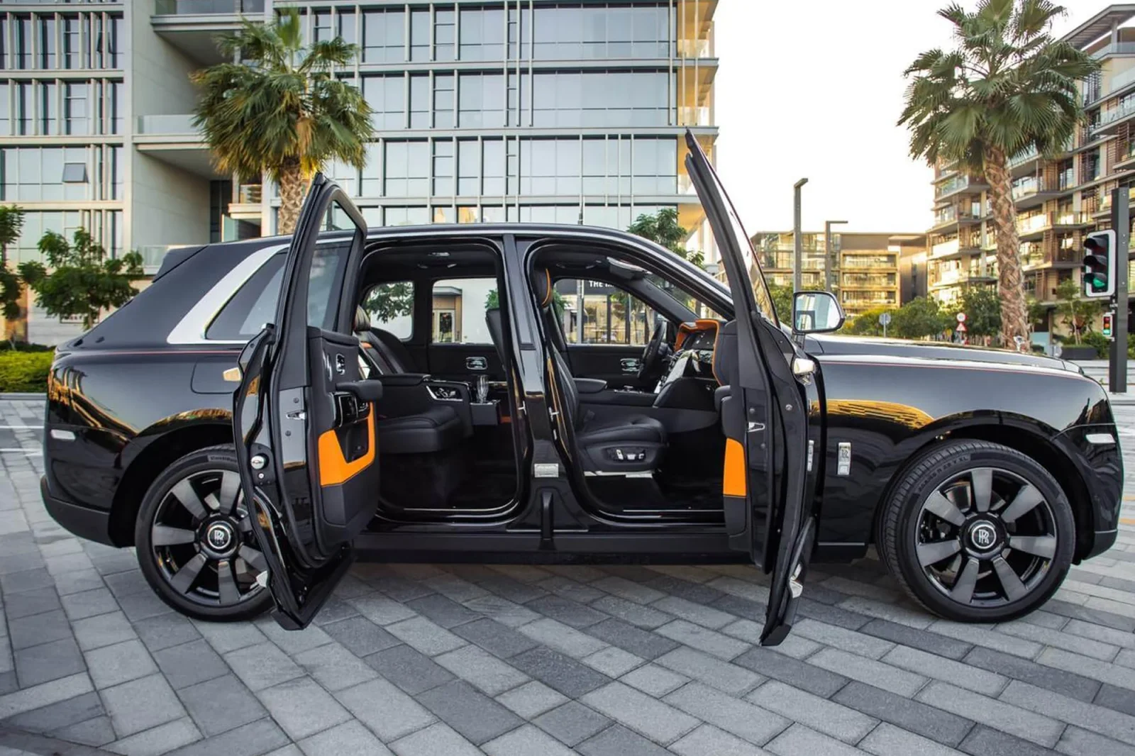 Alquiler Rolls-Royce Cullinan  Negro 2020 en Dubái