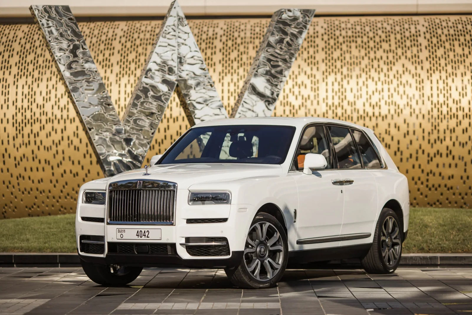 Kiralık Rolls-Royce Cullinan  Beyaz 2022 içinde Dubai