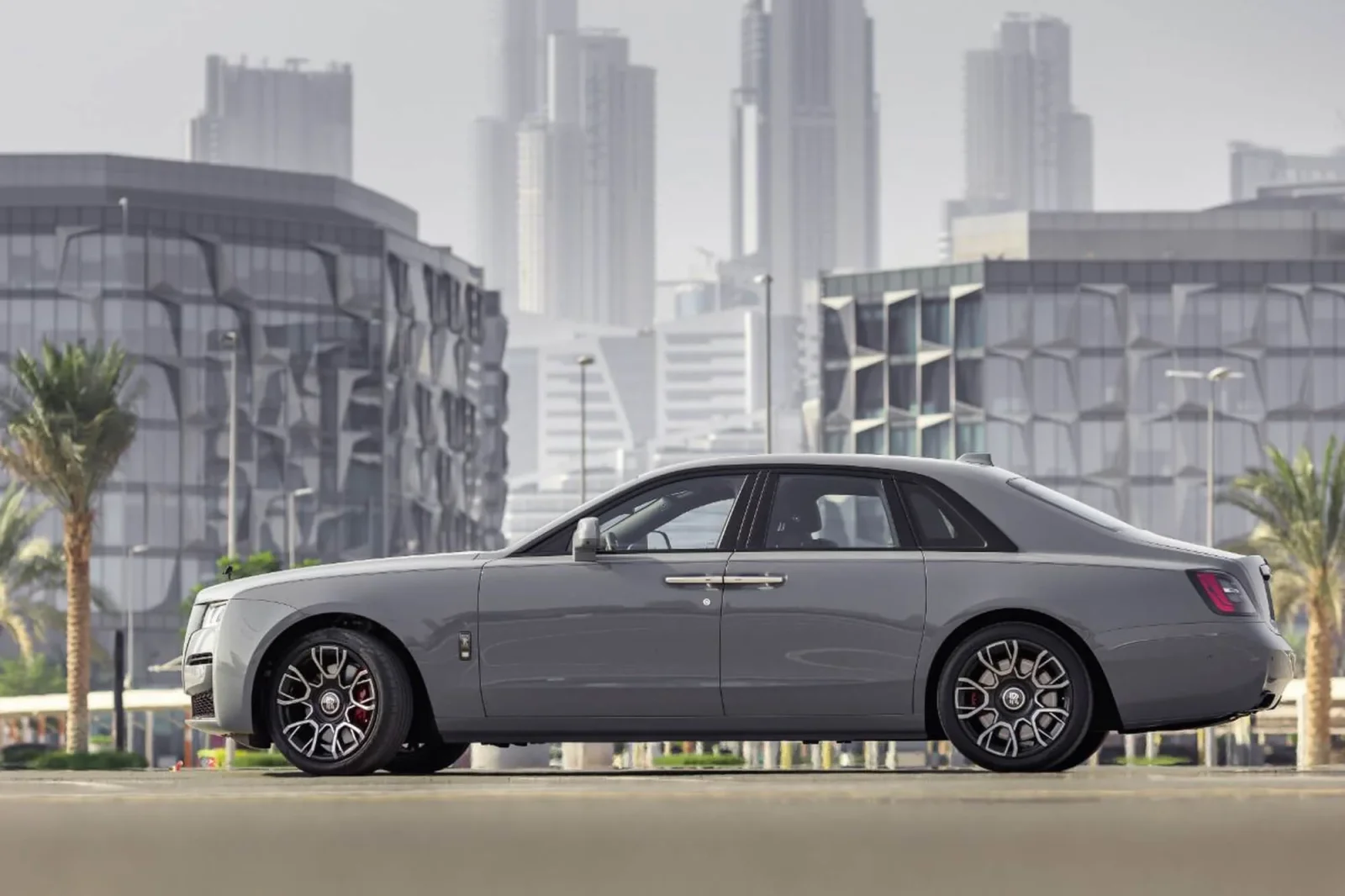Huren Rolls-Royce Ghost black badge Grijs 2022 in Dubai