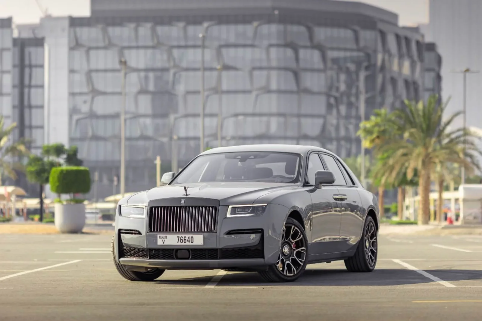 Alquiler Rolls-Royce Ghost black badge Gris 2022 en Dubái