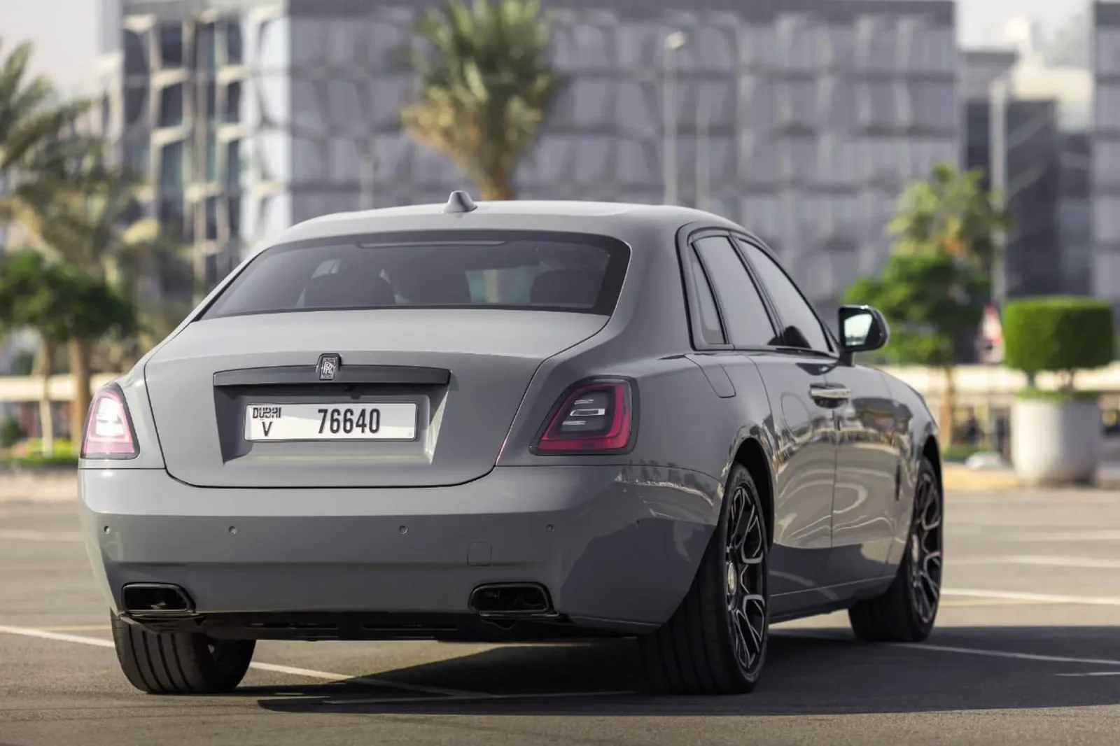 Huren Rolls-Royce Ghost black badge Grijs 2022 in Dubai