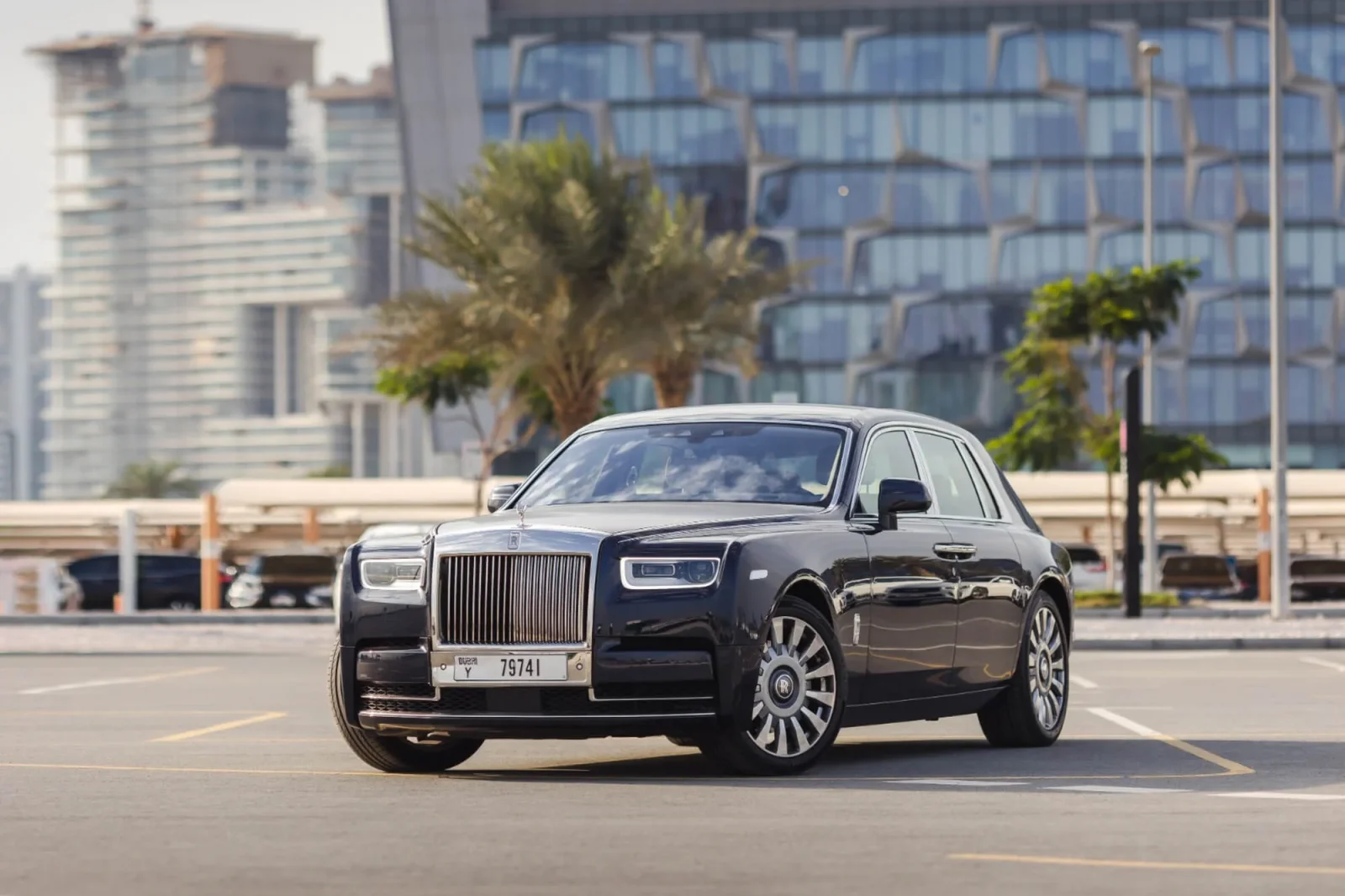 Kiralık Rolls-Royce Phantom  Siyah 2023 içinde Dubai