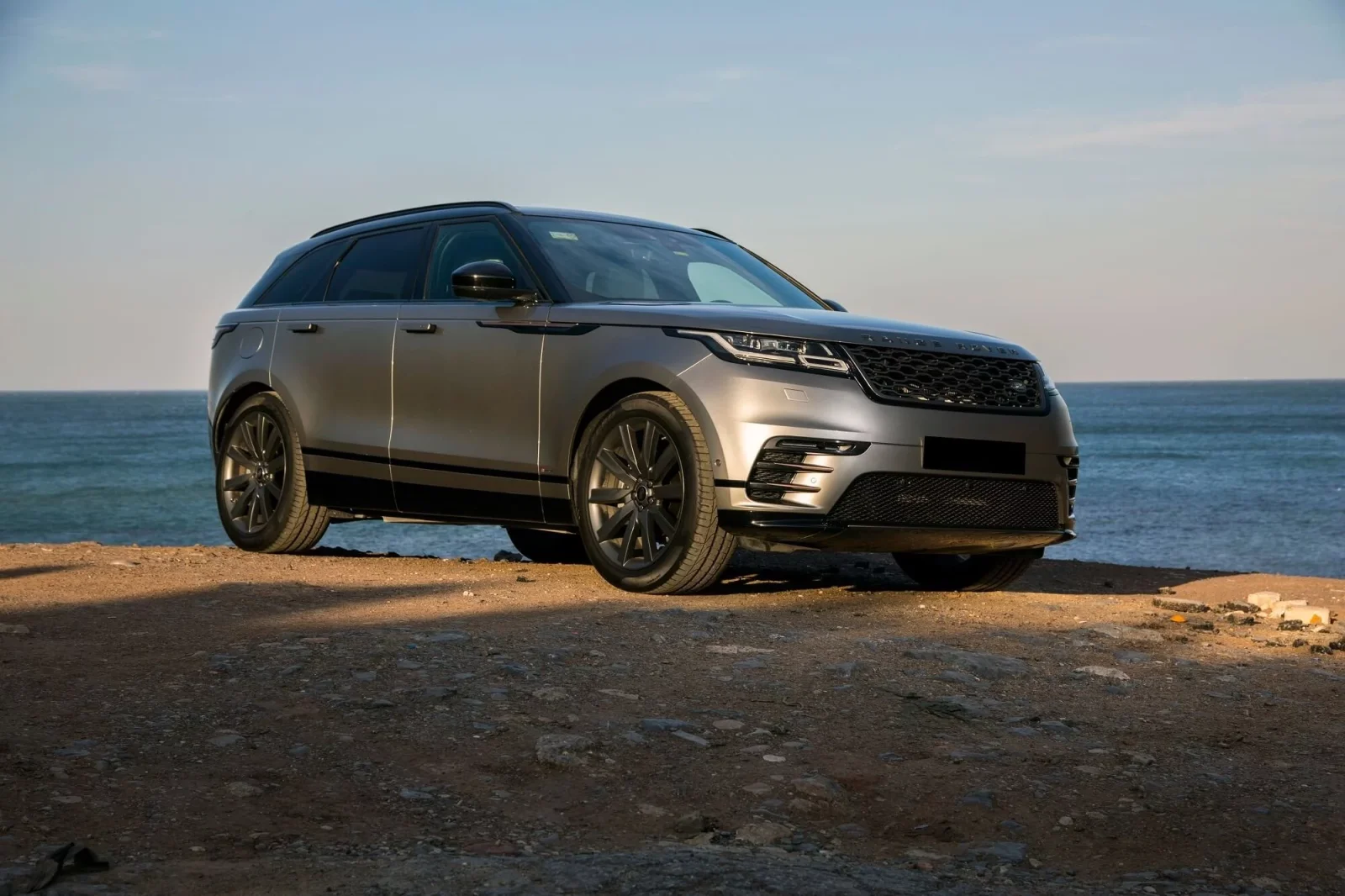 Huren Land Rover Range Rover Velar  Grijs 2021 in Dubai - 1 