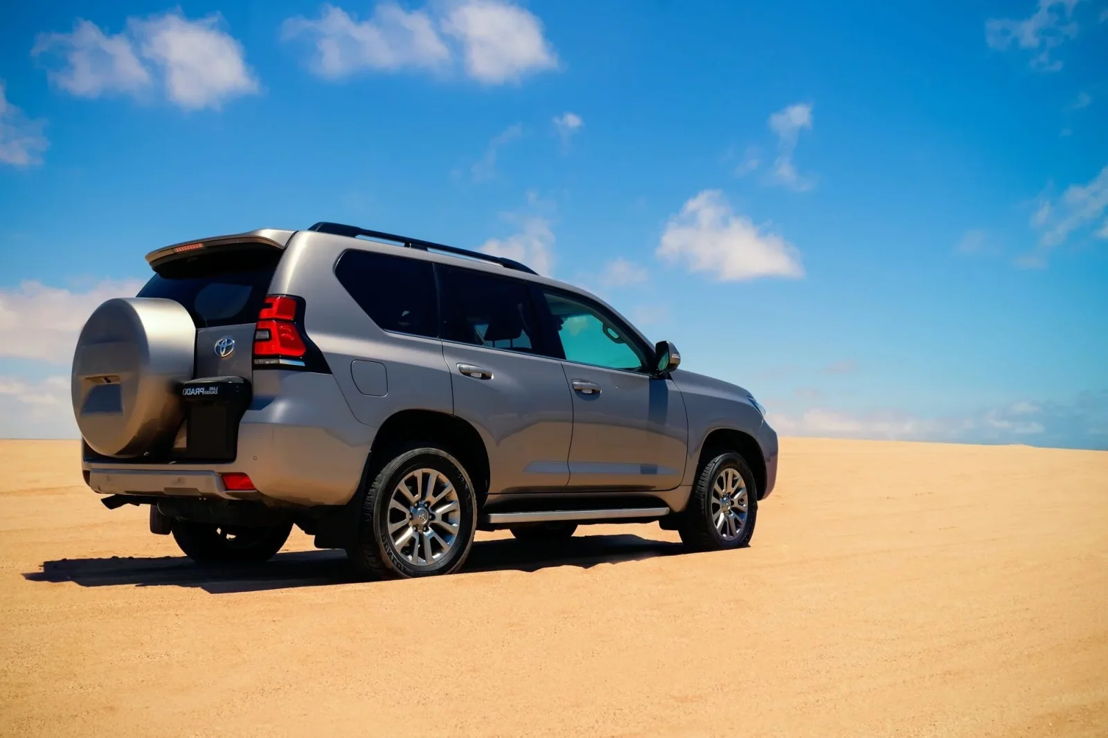 Alquiler Toyota Land Cruiser Prado  Plata 2021 en Dubái - 3 