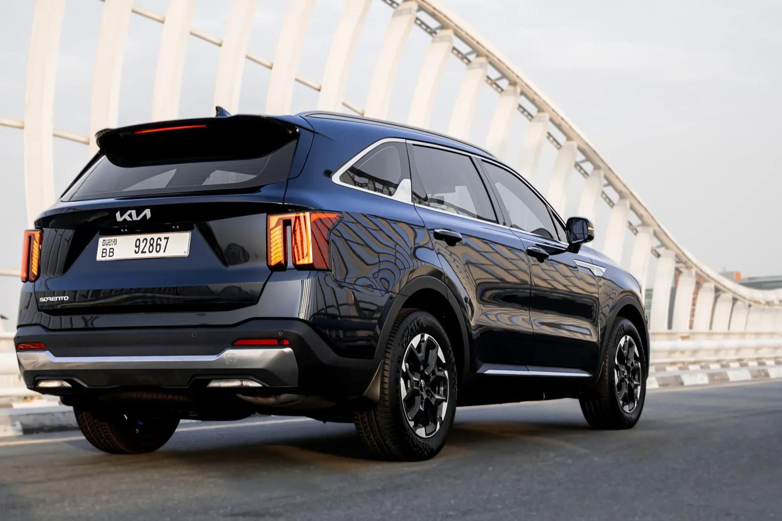 Huren Kia Sorento  Blauw 2024 in Dubai - 9 