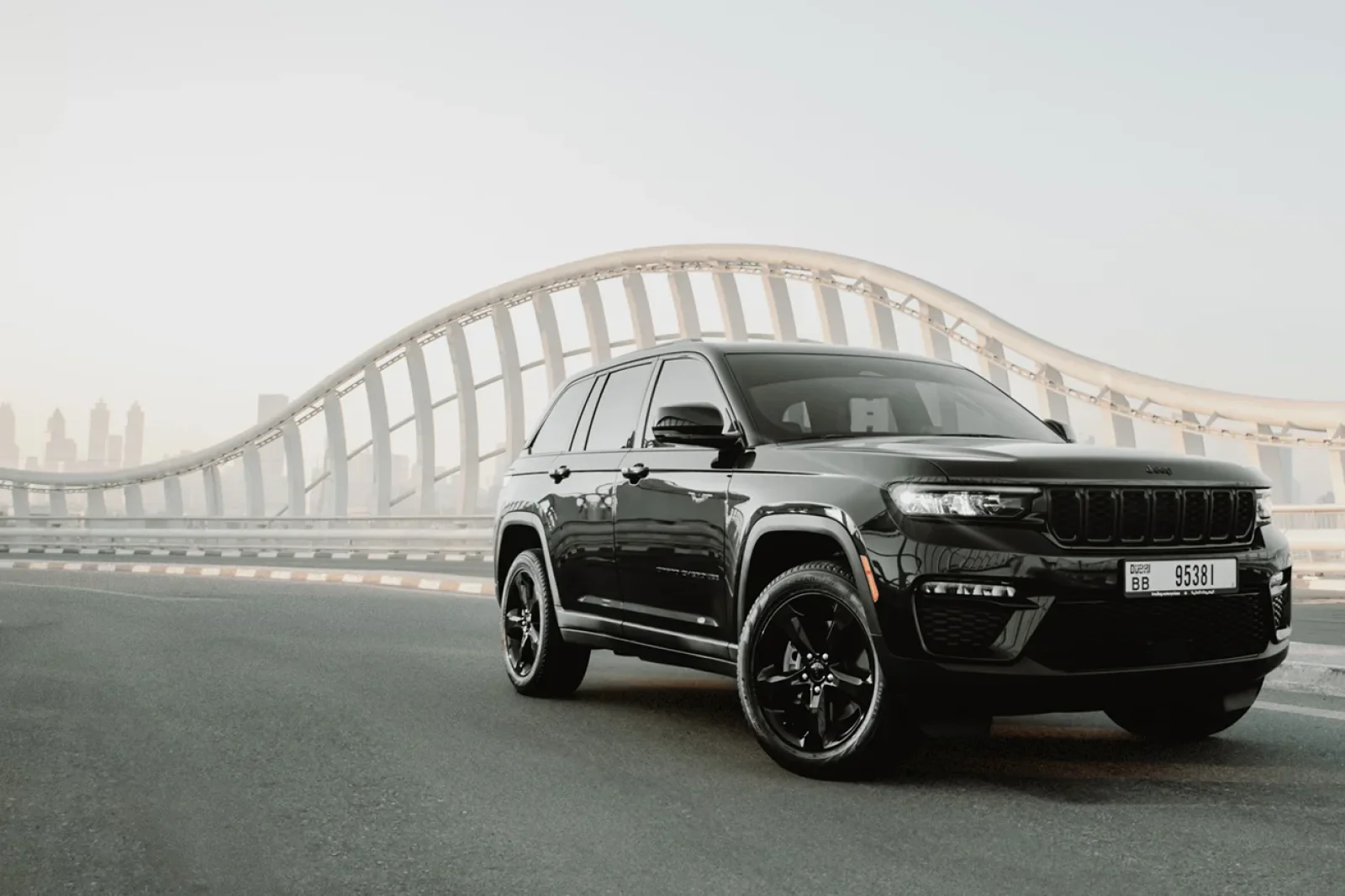 Kiralık Jeep Cherokee Grand Siyah 2023 içinde Dubai - 9 