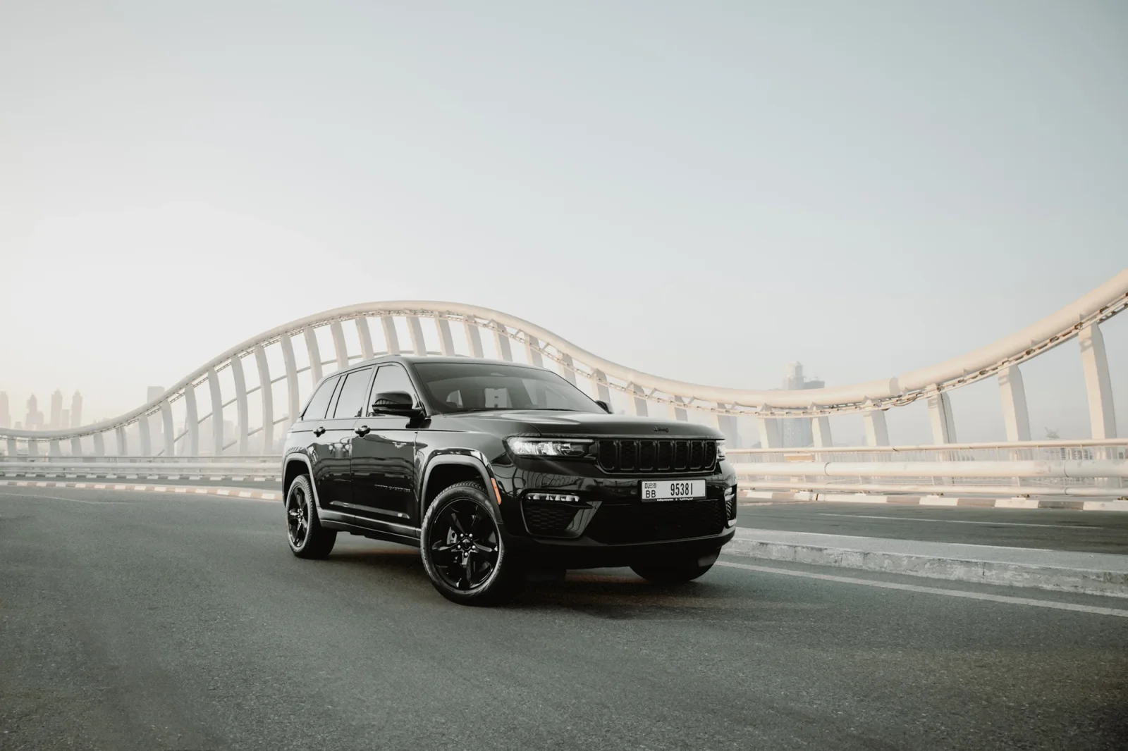 Miete Jeep Cherokee Grand Schwarz 2023 in der Dubai