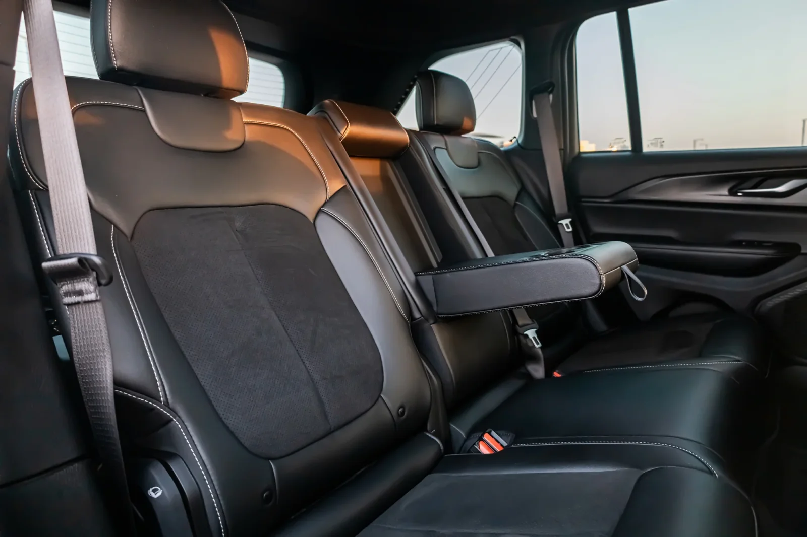 Kiralık Jeep Cherokee Grand Siyah 2023 içinde Dubai - 8 