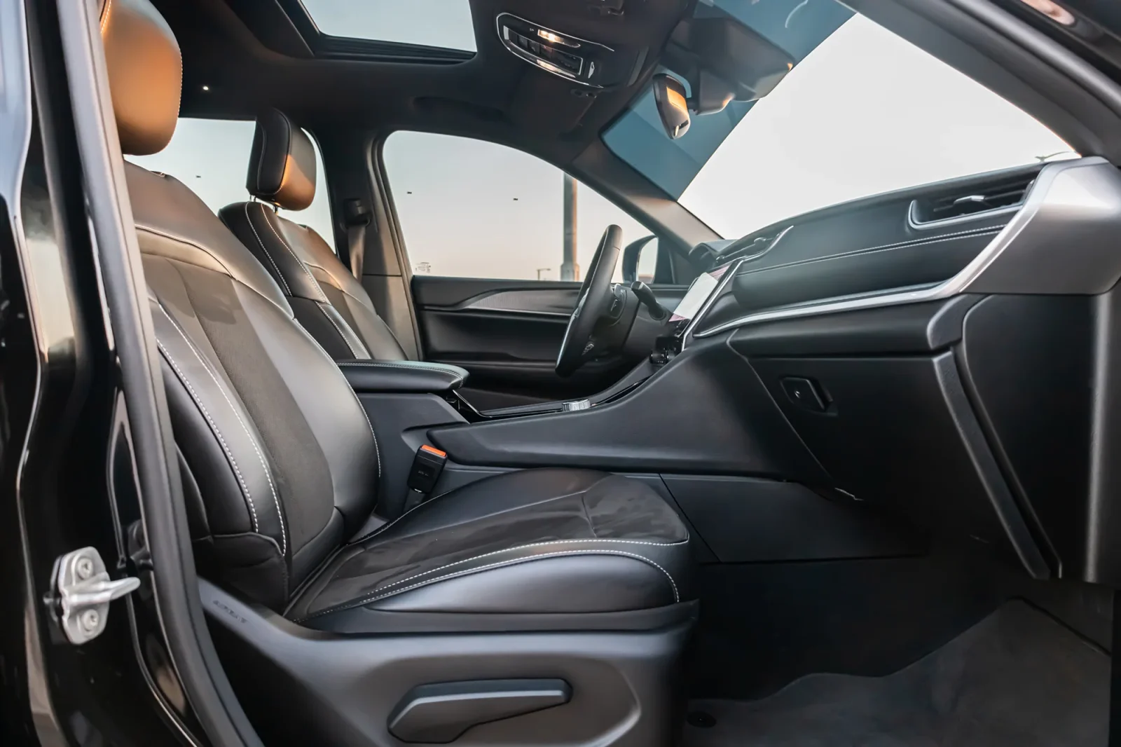 Kiralık Jeep Cherokee Grand Siyah 2023 içinde Dubai - 6 