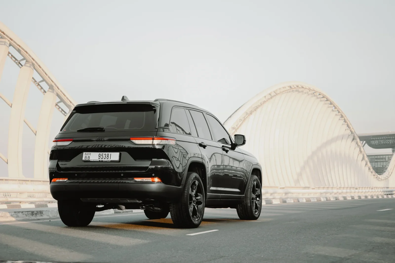Kiralık Jeep Cherokee Grand Siyah 2023 içinde Dubai - 11 