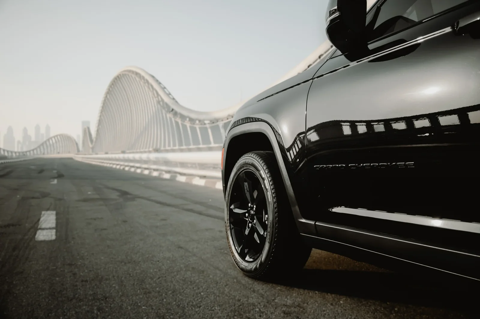 Kiralık Jeep Cherokee Grand Siyah 2023 içinde Dubai - 12 
