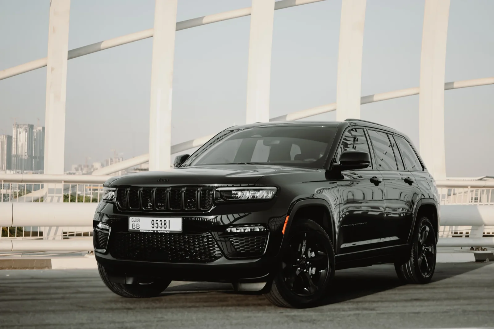 Kiralık Jeep Cherokee Grand Siyah 2023 içinde Dubai - 2 