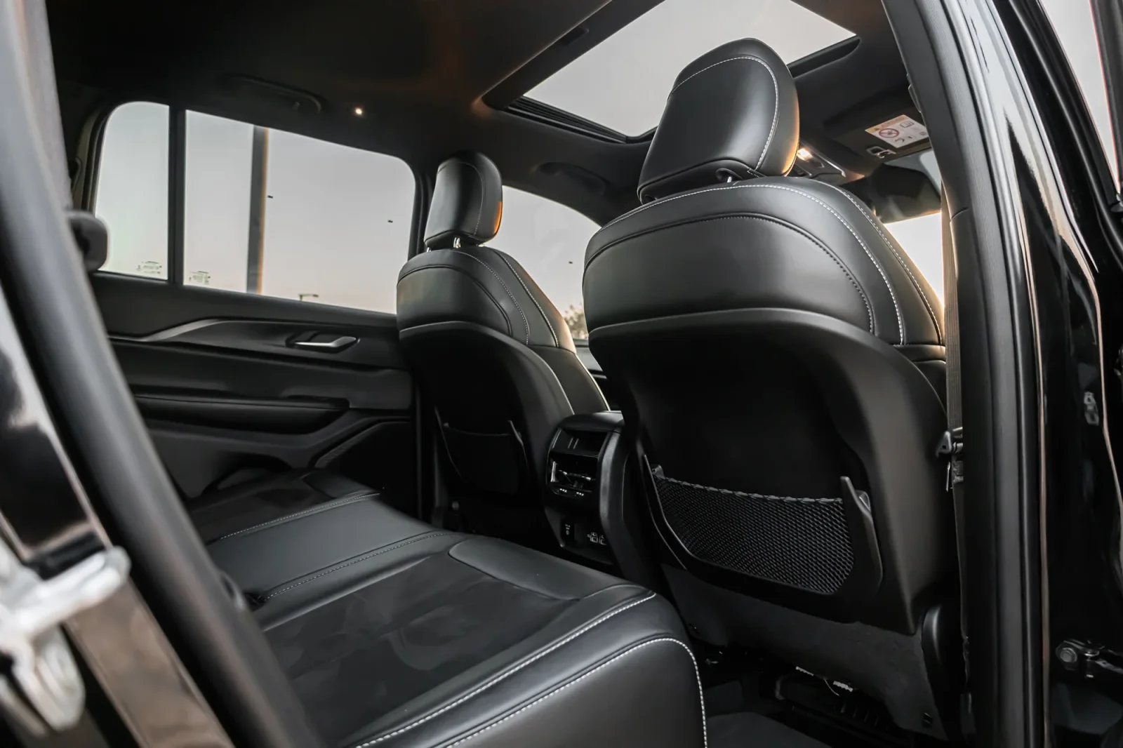 Kiralık Jeep Cherokee Grand Siyah 2023 içinde Dubai - 7 