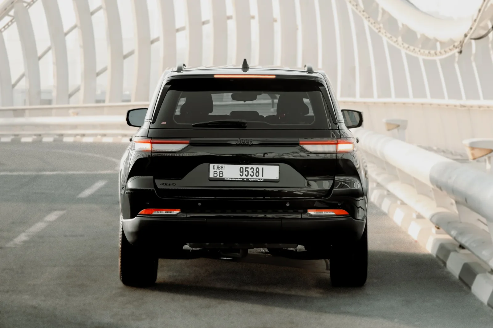 Kiralık Jeep Cherokee Grand Siyah 2023 içinde Dubai - 10 